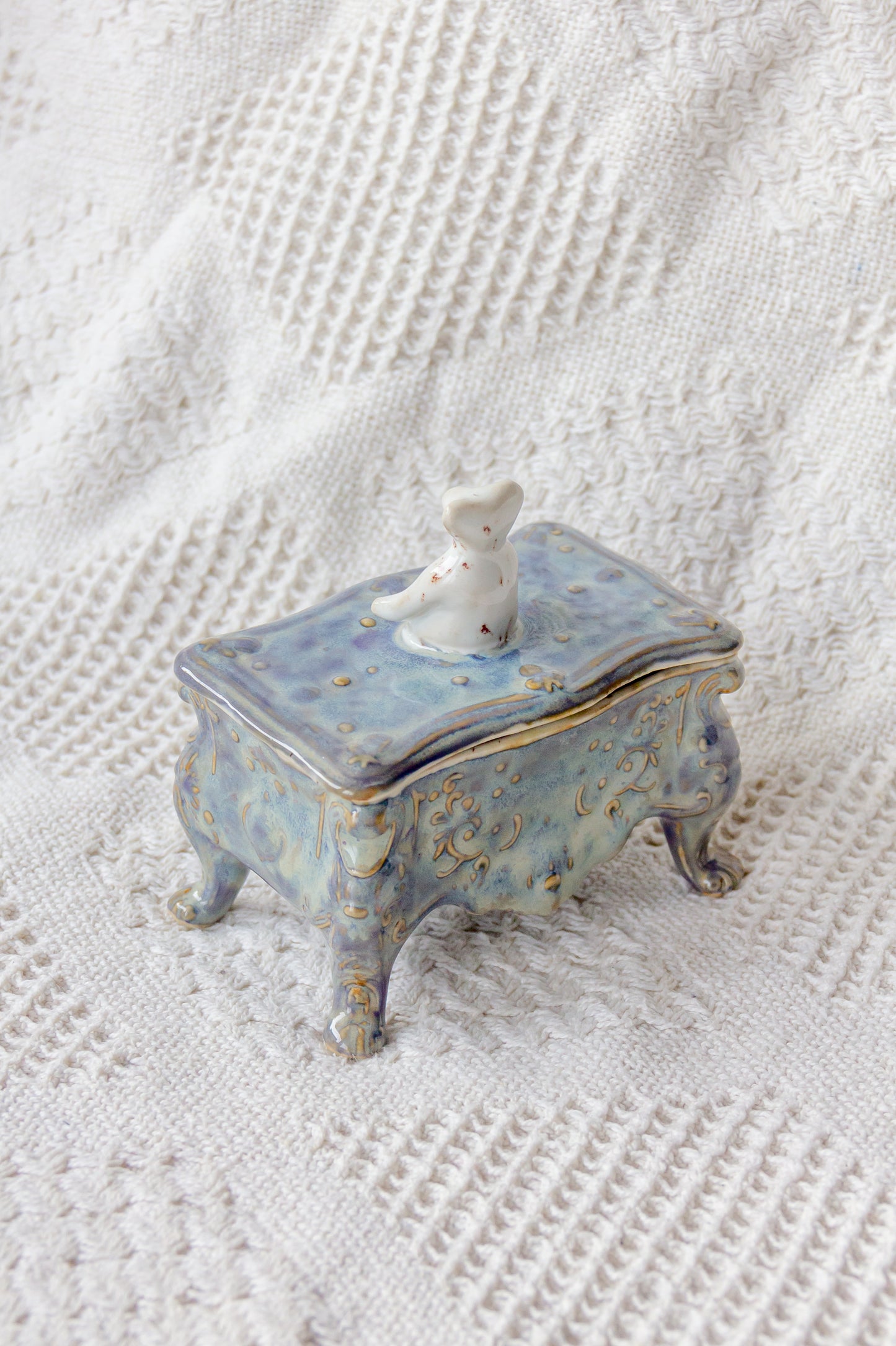 Szkatułka ceramiczna niebiesko-biała z werlingiem