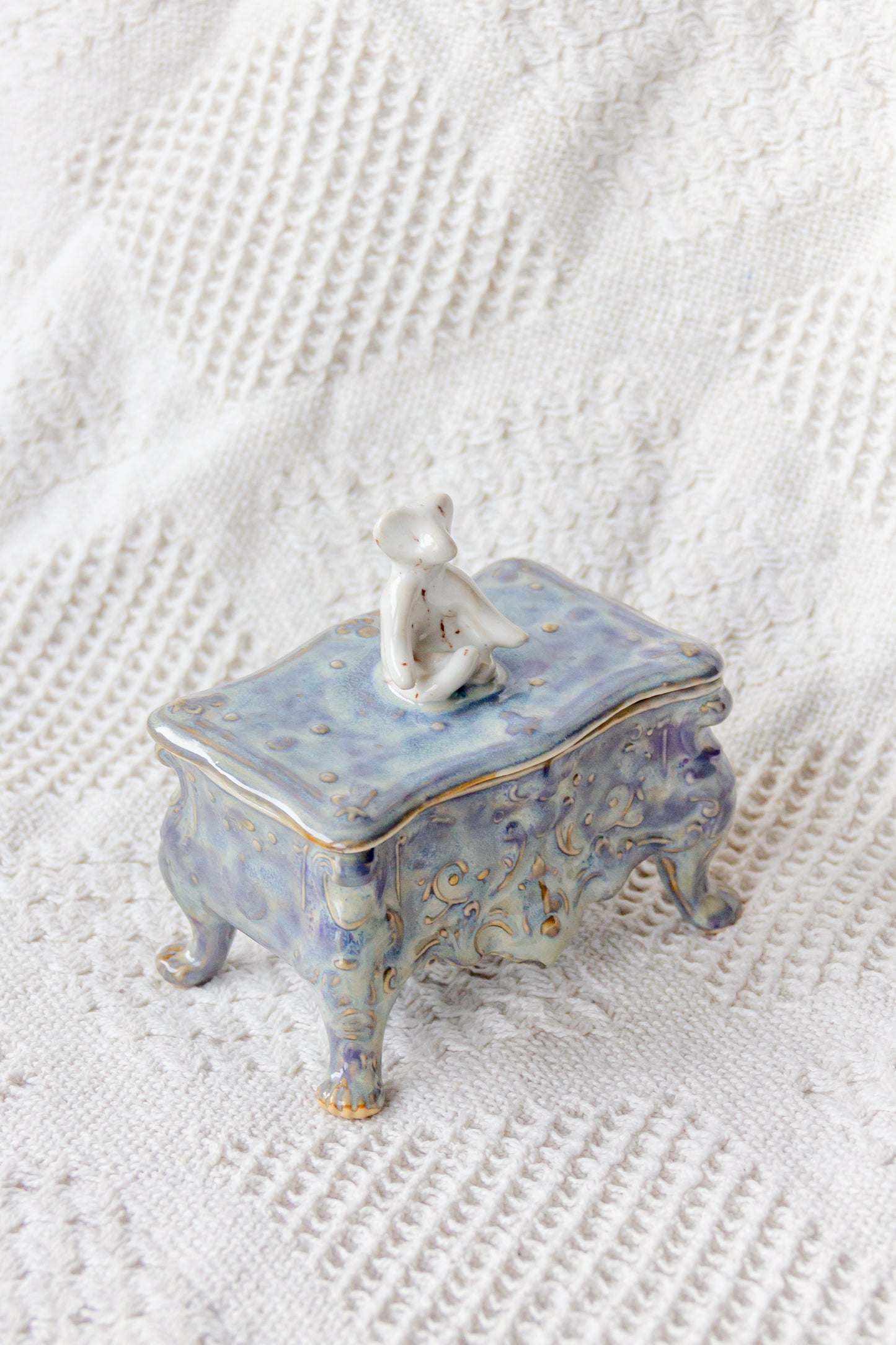 Szkatułka ceramiczna niebiesko-biała z werlingiem