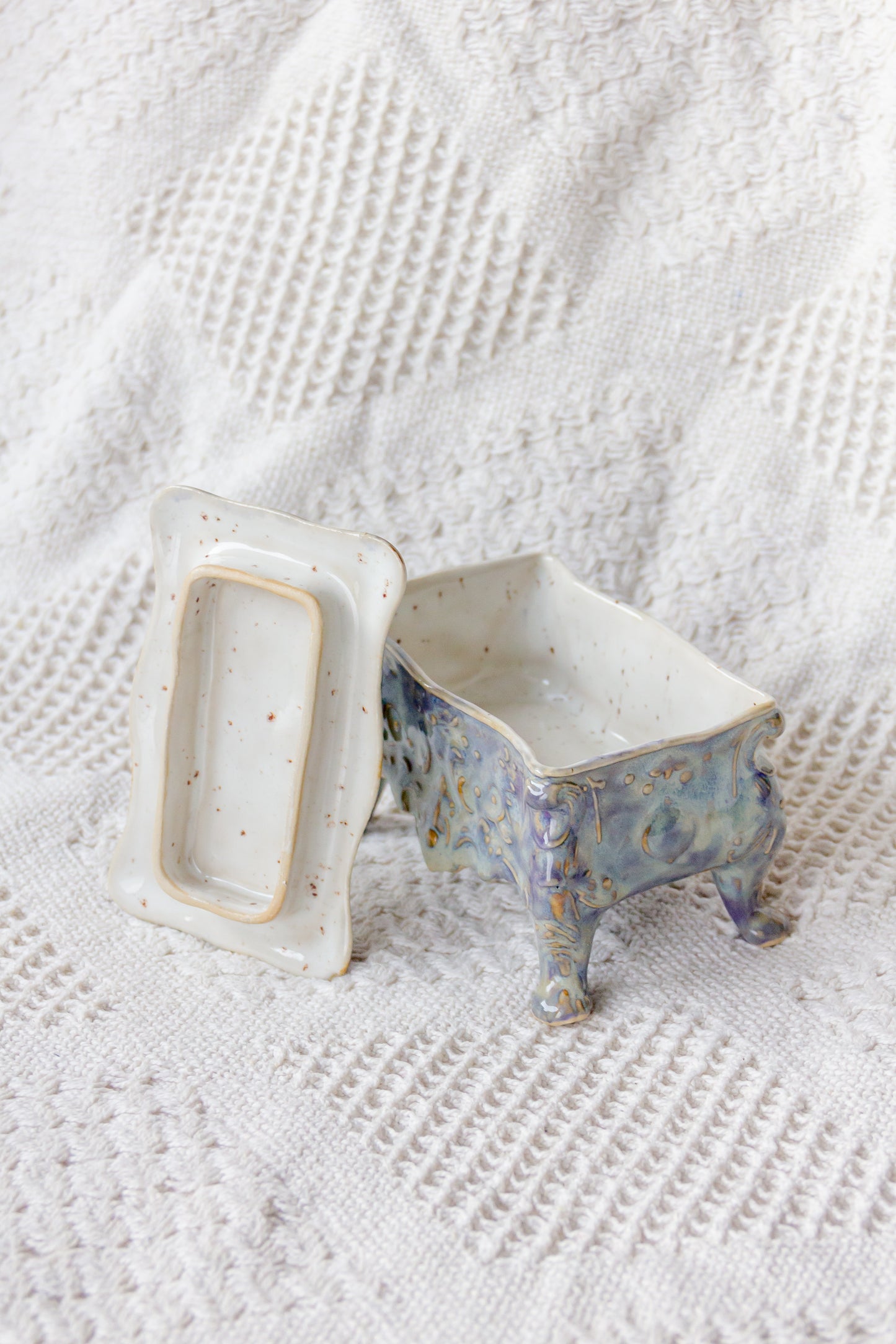 Szkatułka ceramiczna niebiesko-biała z werlingiem