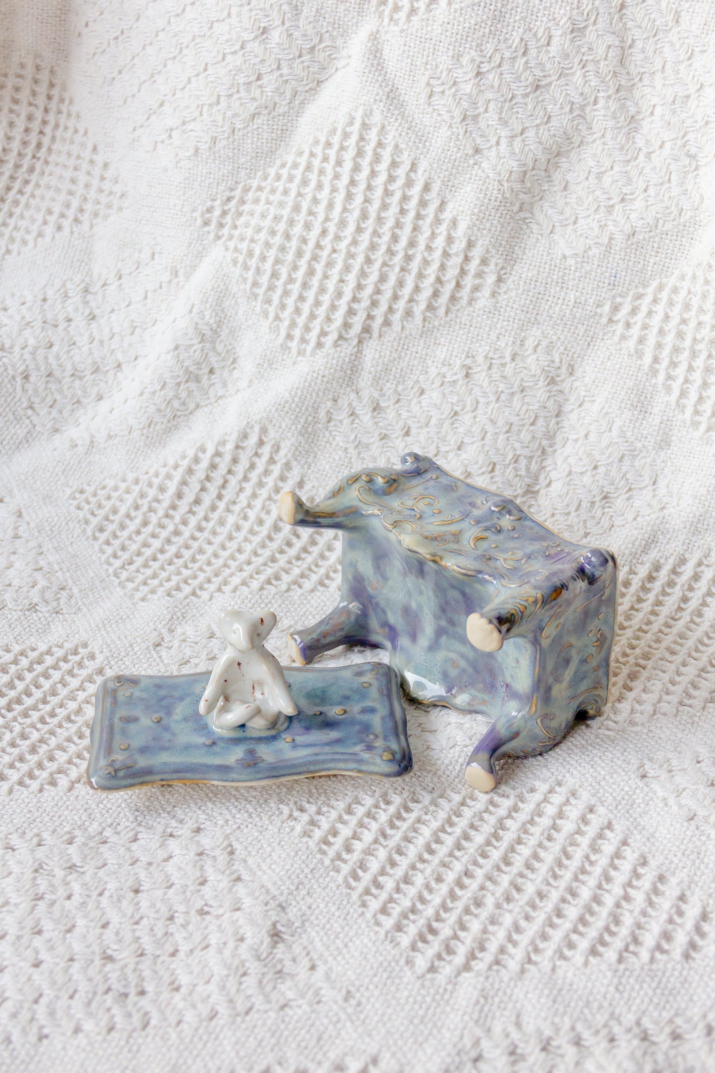 Szkatułka ceramiczna niebiesko-biała z werlingiem