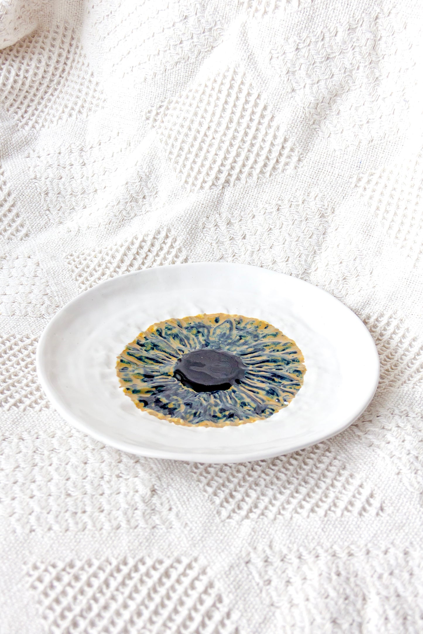 Talerz ceramiczny „Źrenica” biało-brązowy