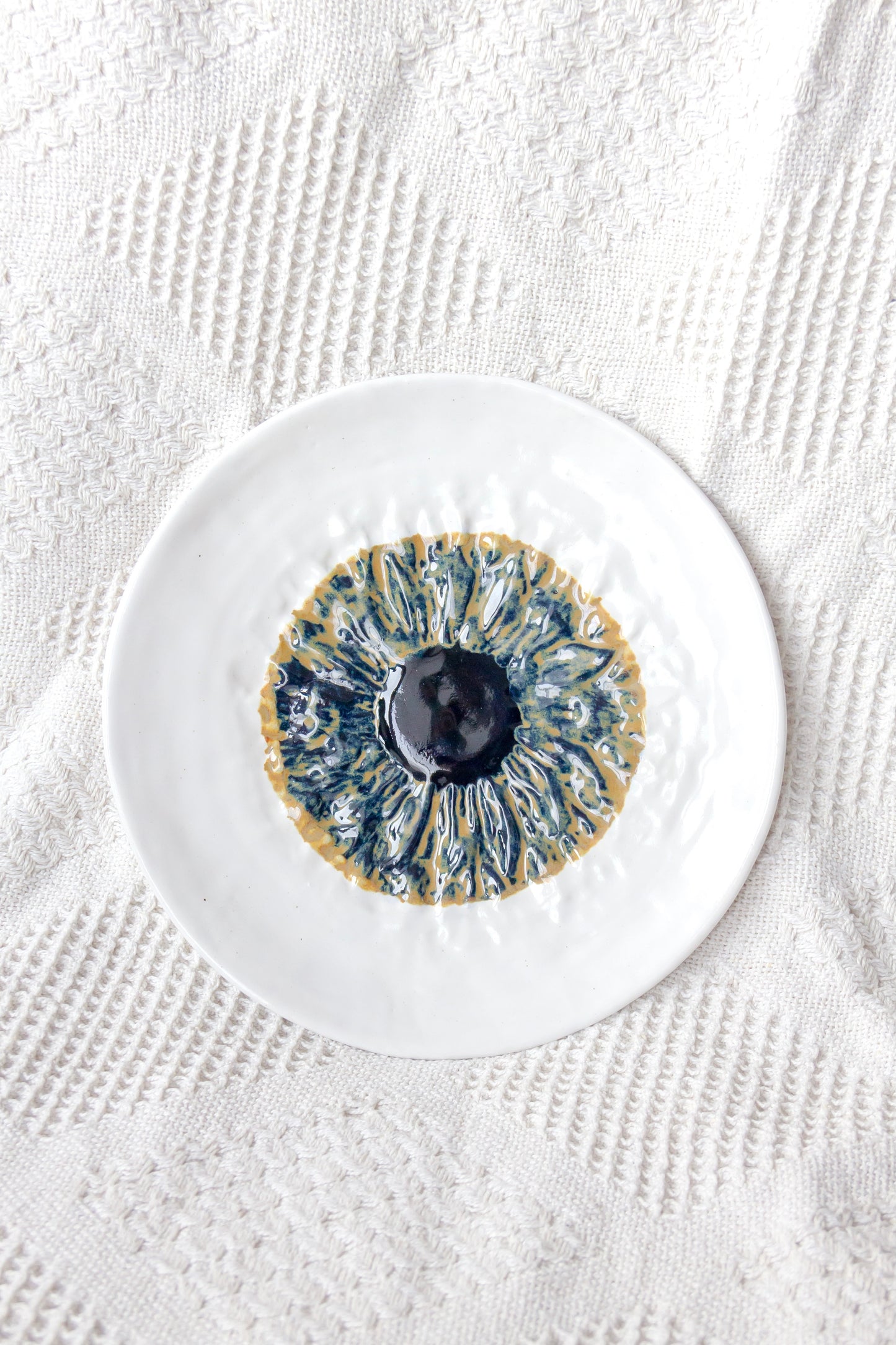 Talerz ceramiczny „Źrenica” biało-brązowy