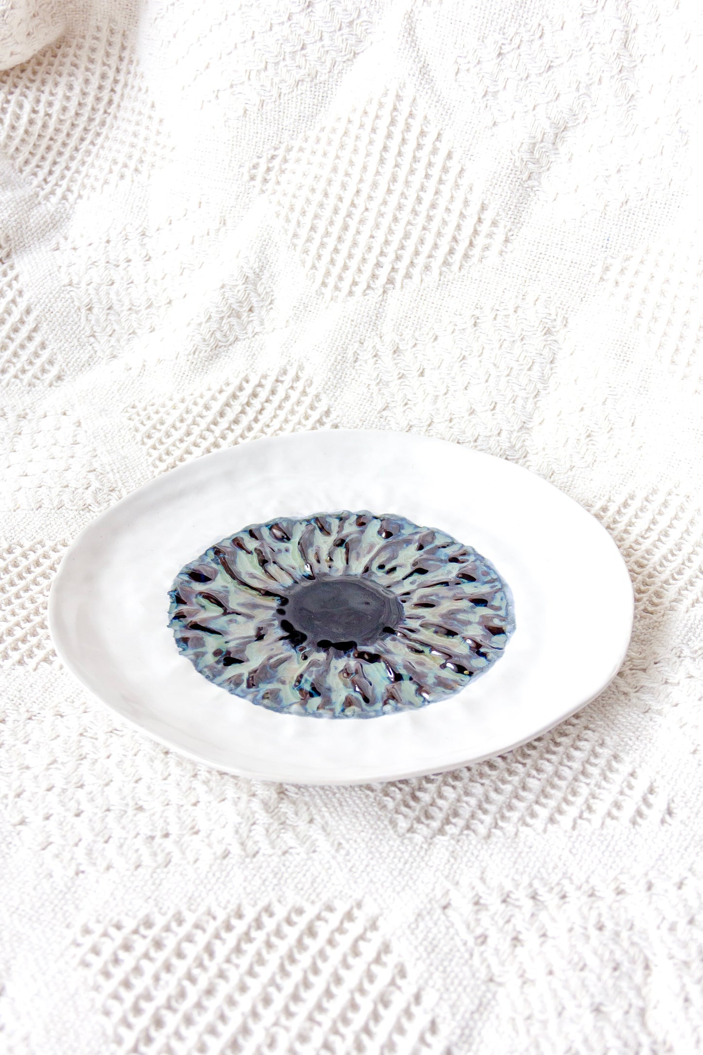 Talerz ceramiczny „Źrenica” biało-zielony