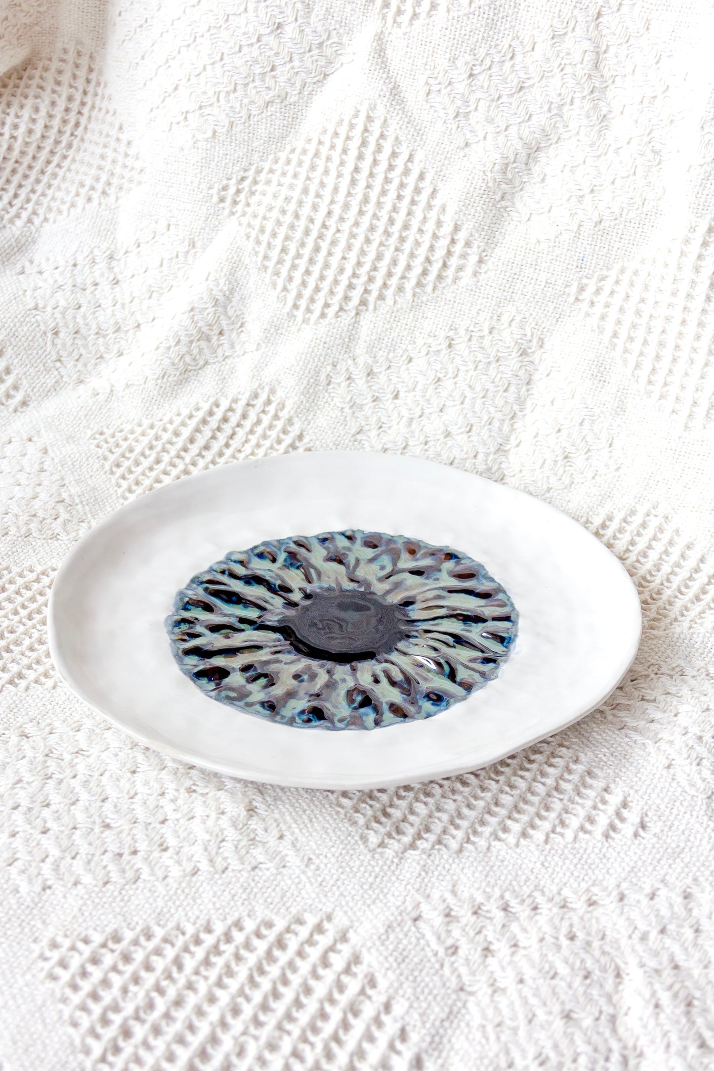 Talerz ceramiczny „Źrenica” biało-zielony