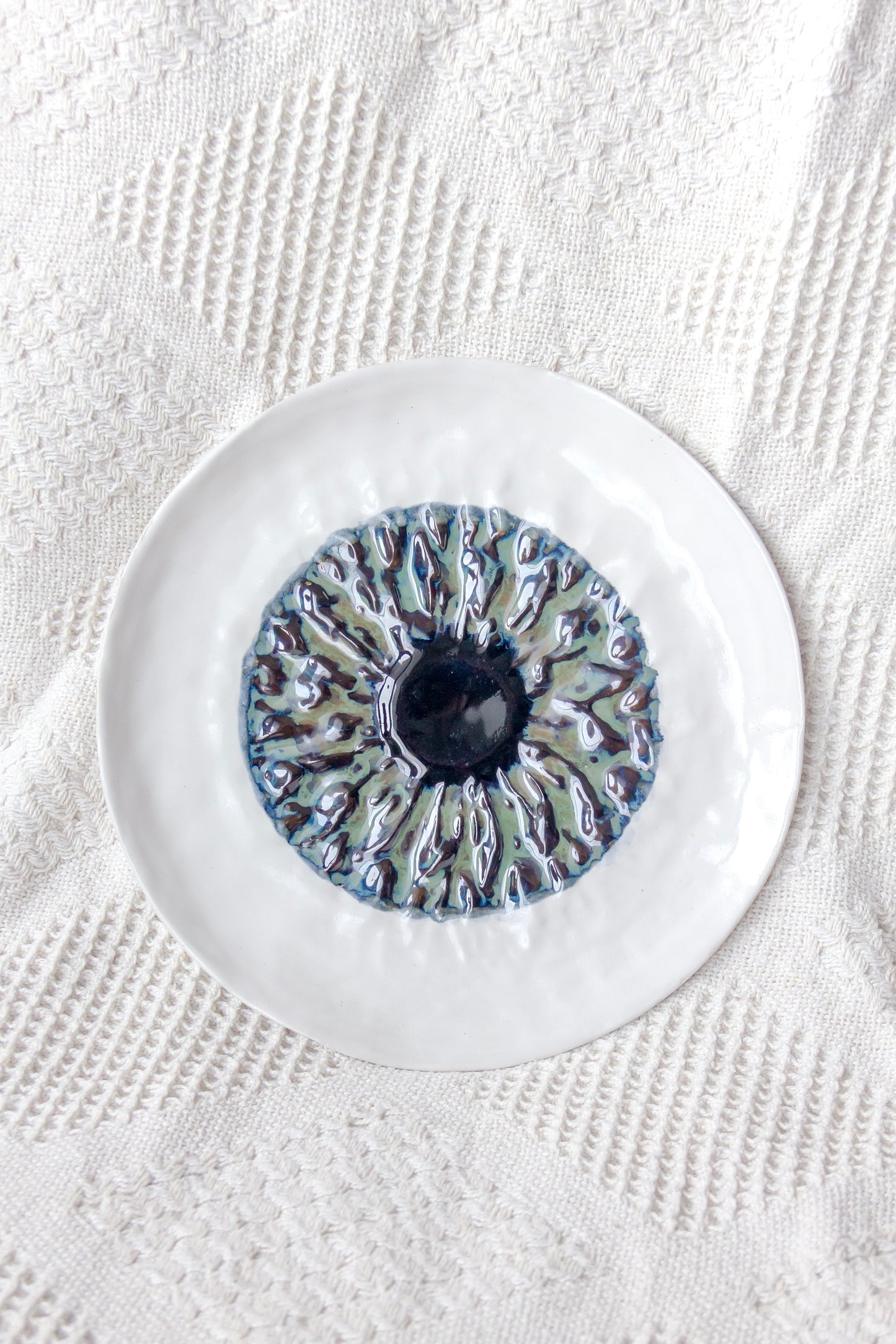 Talerz ceramiczny „Źrenica” biało-zielony