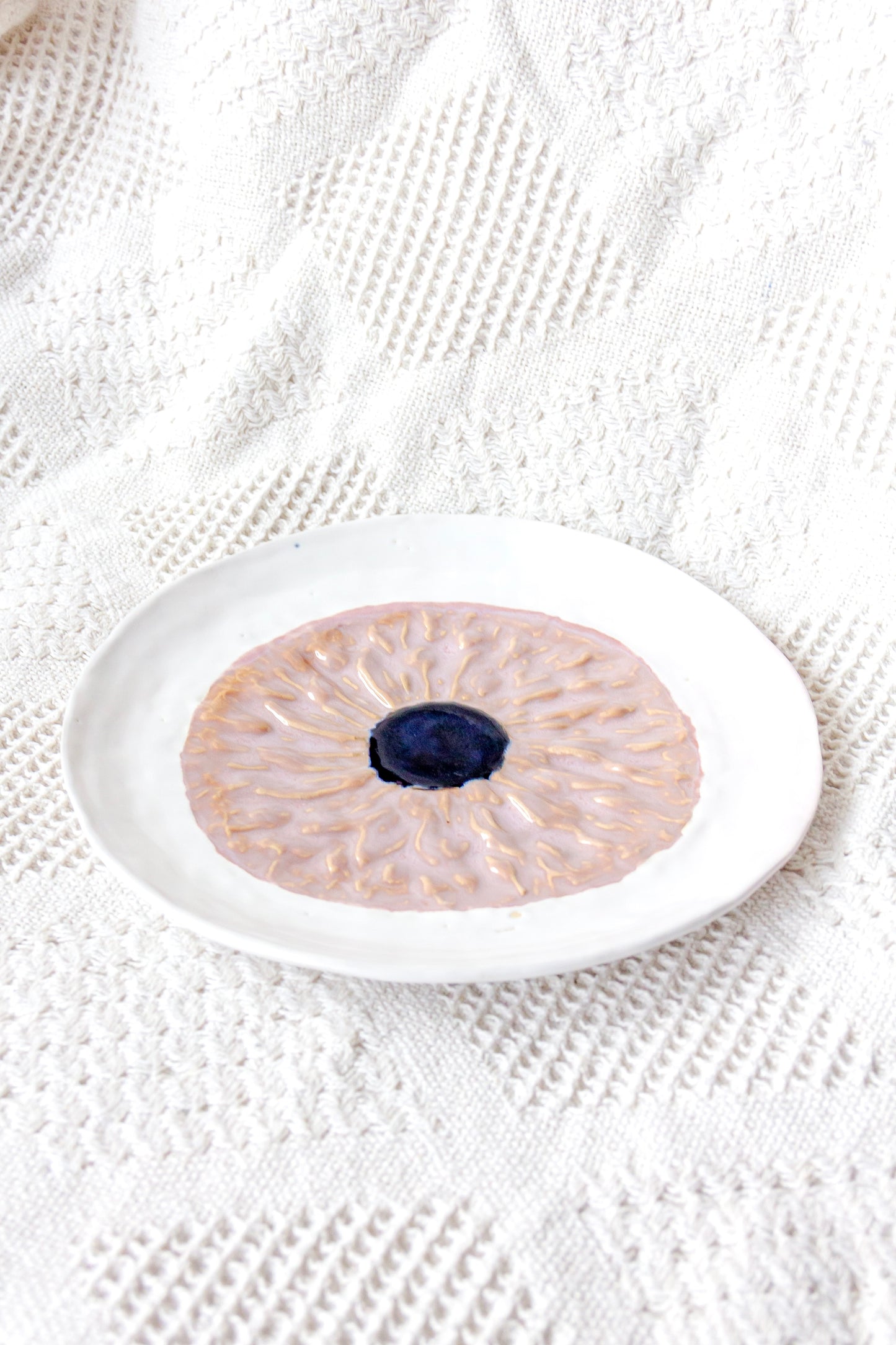 Talerz ceramiczny „Źrenica” biało-różowy