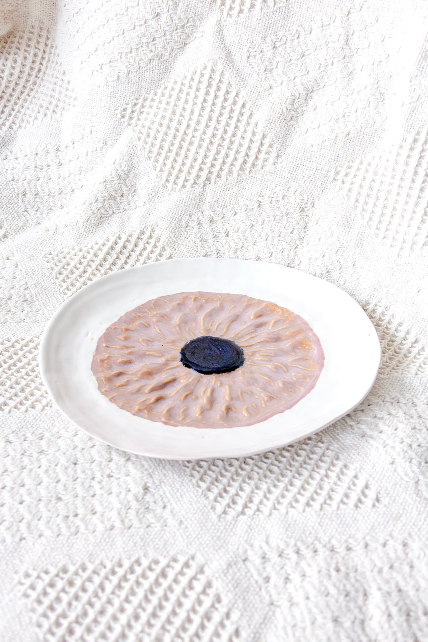 Talerz ceramiczny „Źrenica” biało-różowy