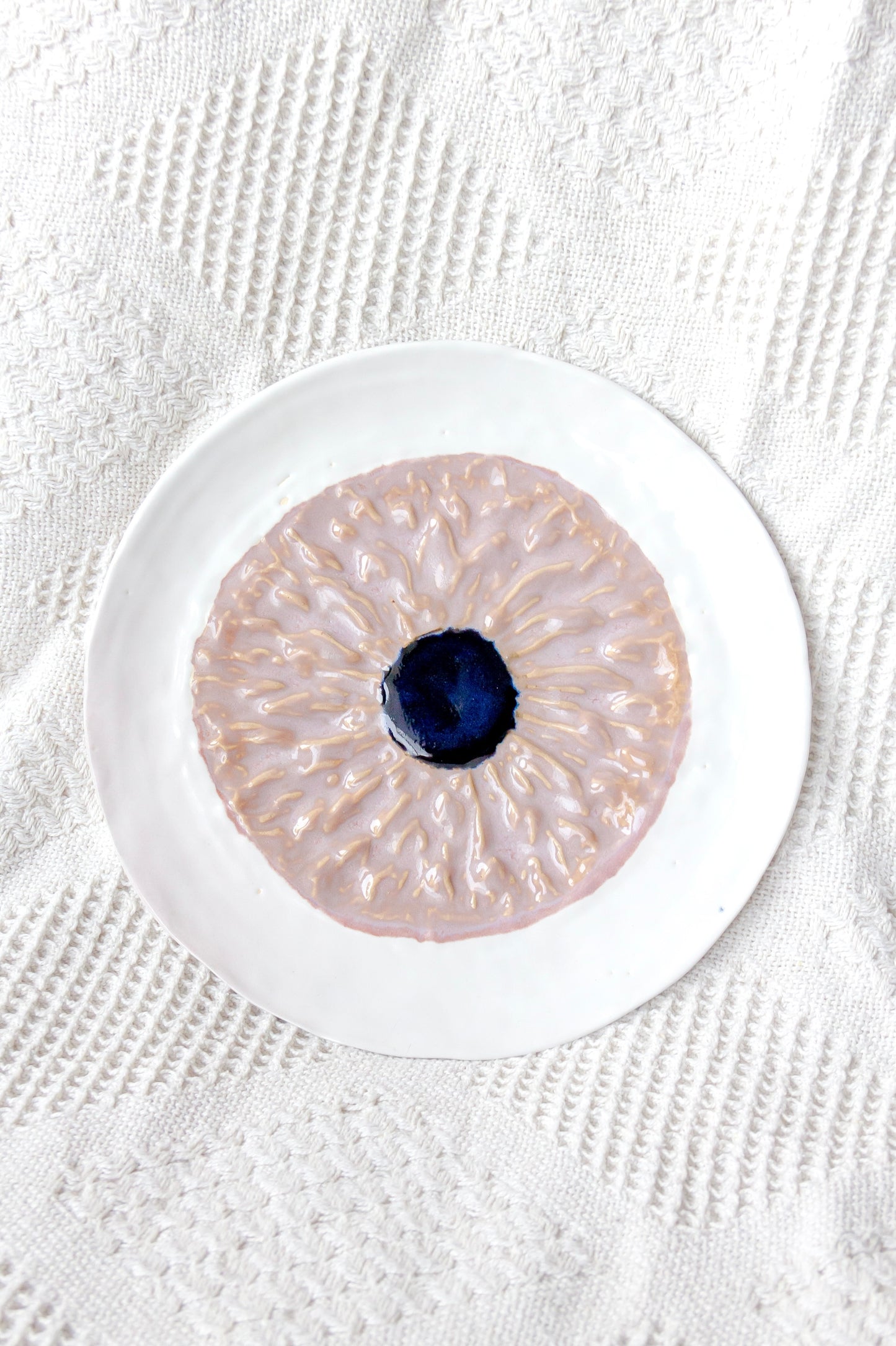 Talerz ceramiczny „Źrenica” biało-różowy