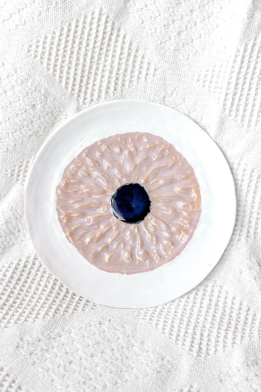 Talerz ceramiczny „Źrenica” biało-różowy