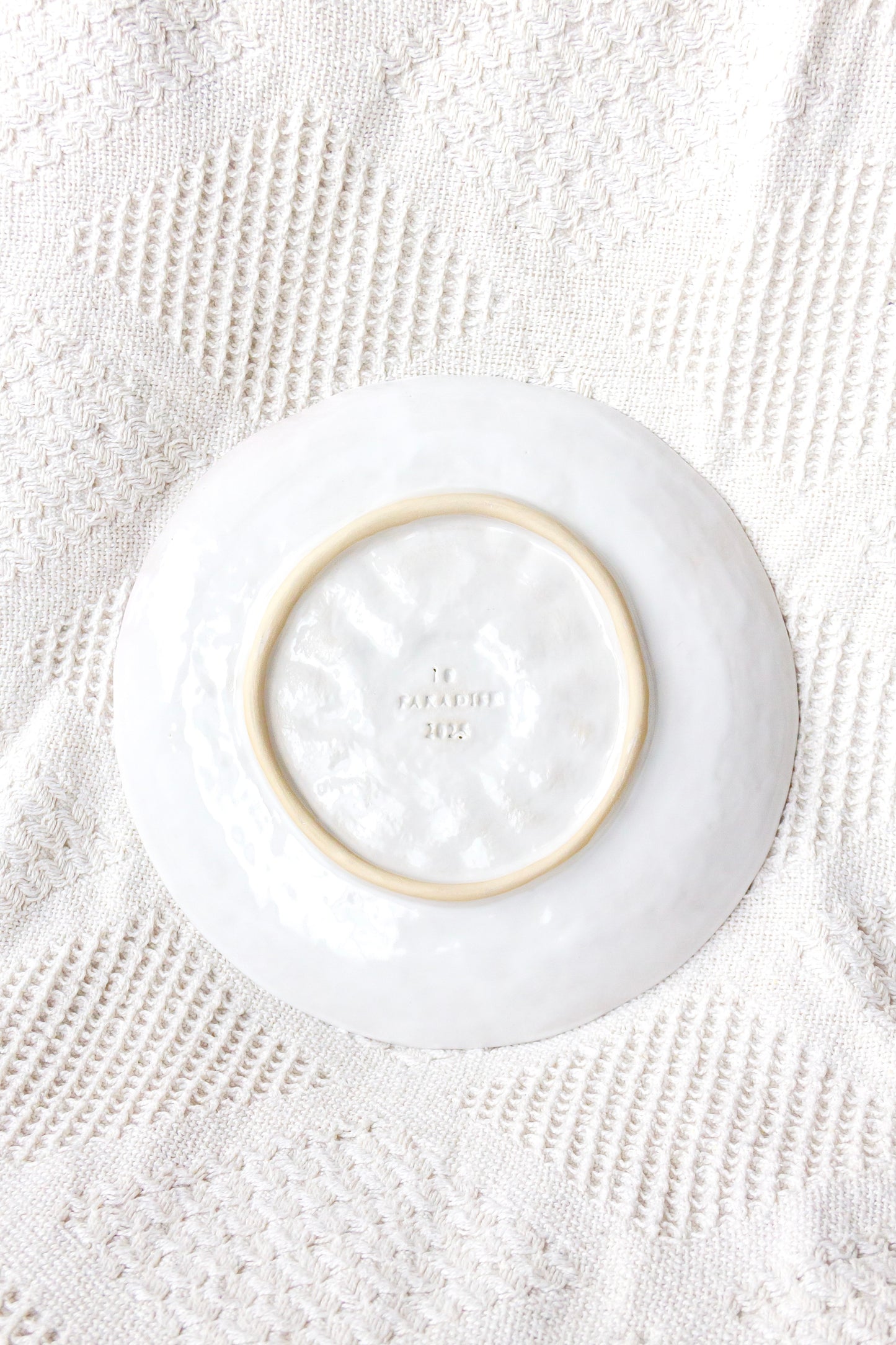 Talerz ceramiczny „Źrenica” biało-różowy