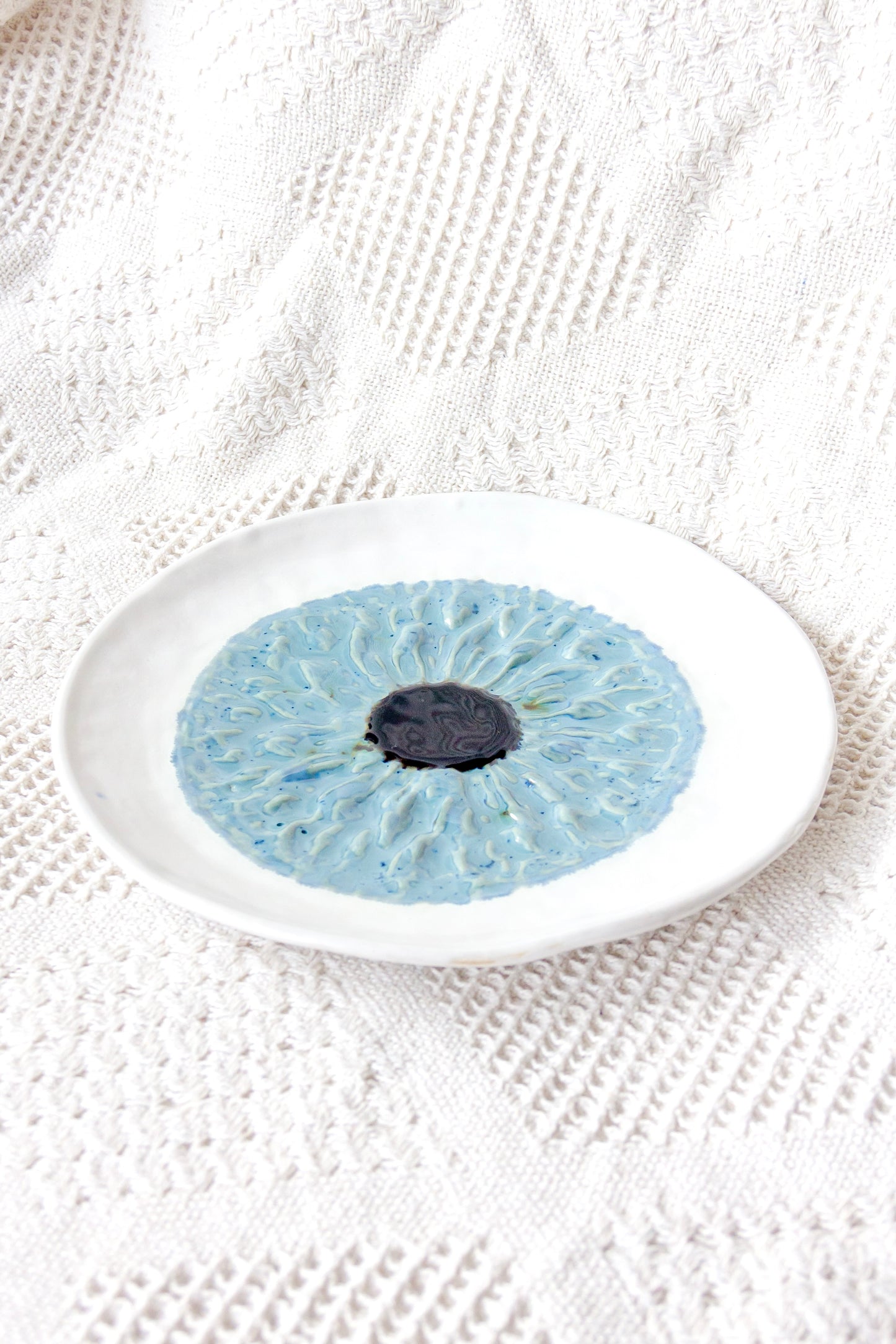 Talerz ceramiczny „Źrenica” biało-niebieski