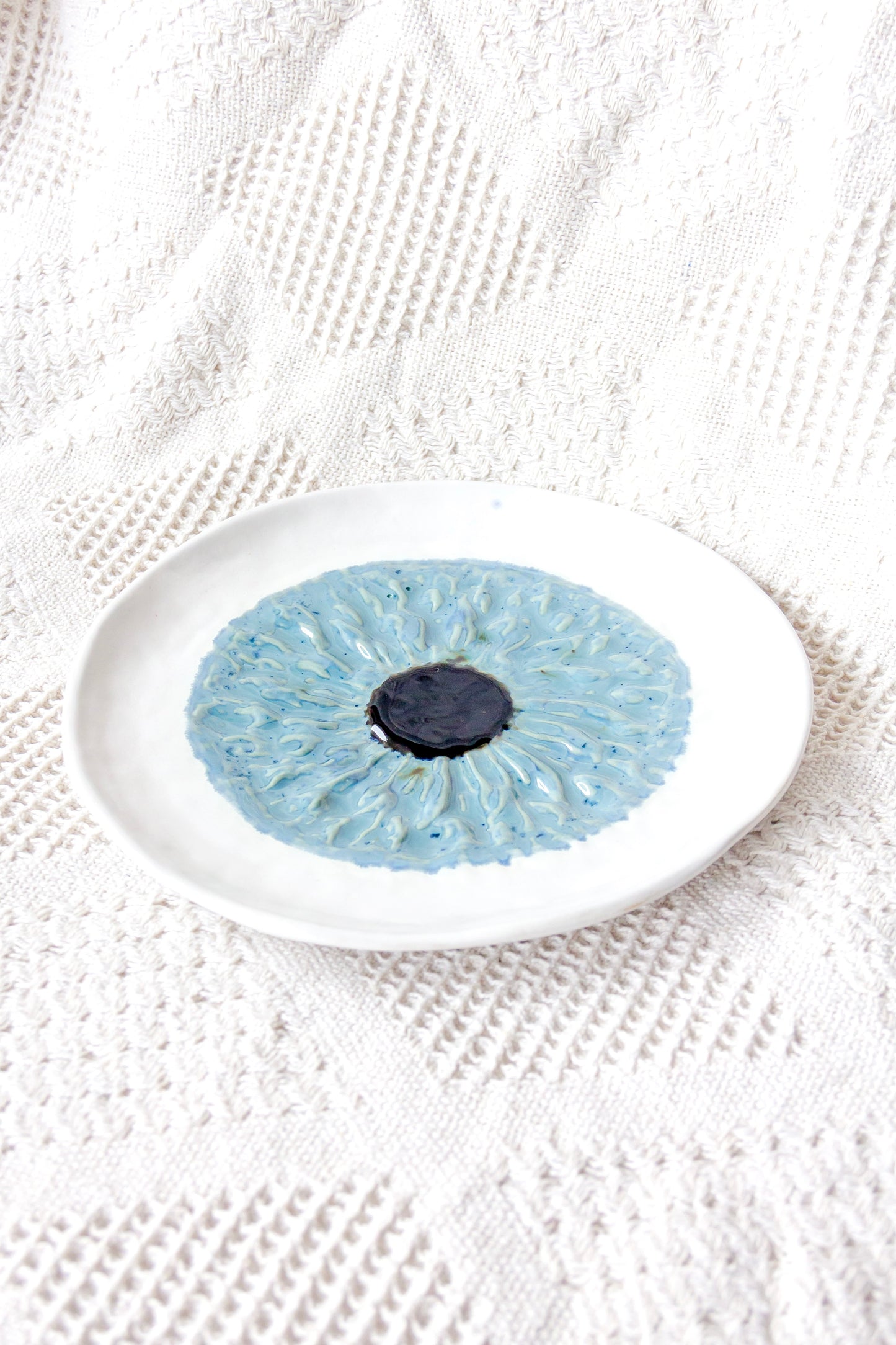 Talerz ceramiczny „Źrenica” biało-niebieski