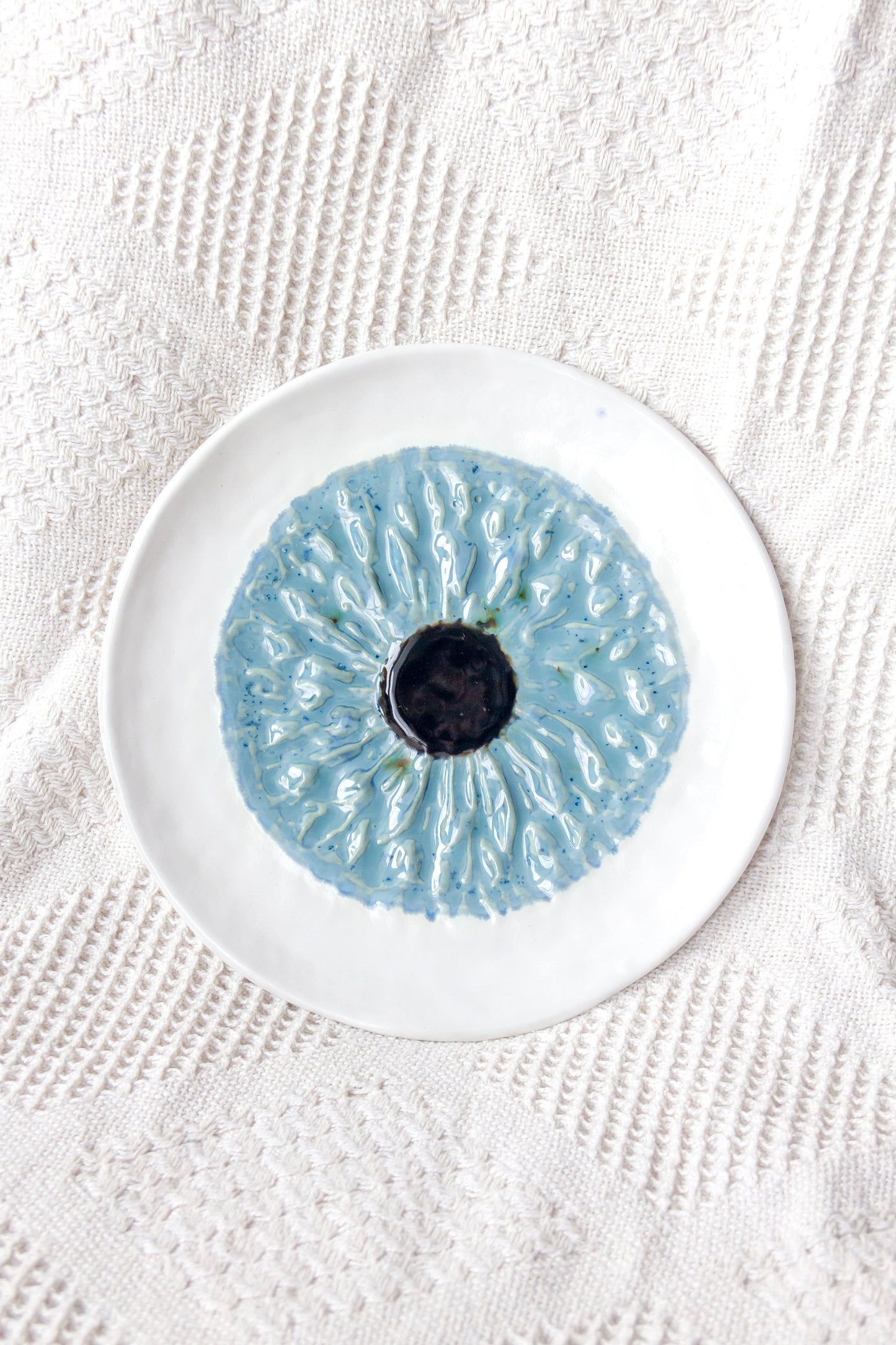 Talerz ceramiczny „Źrenica” biało-niebieski