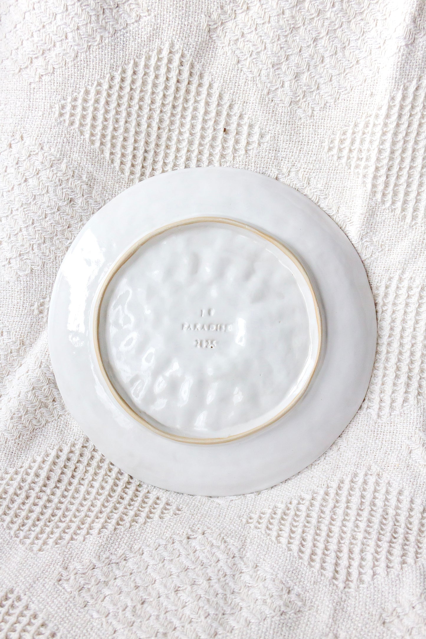 Talerz ceramiczny „Źrenica” biało-niebieski