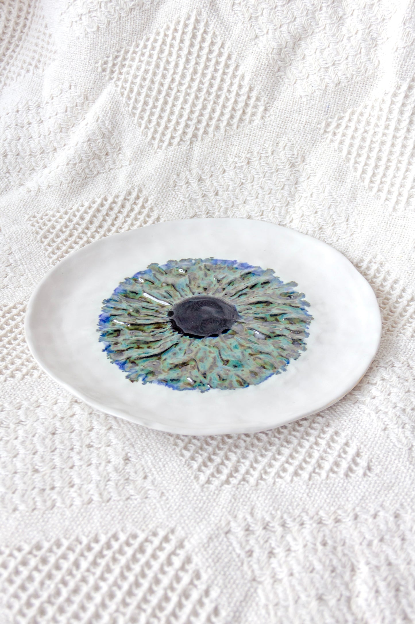 Talerz ceramiczny „Źrenica” biało-zielony