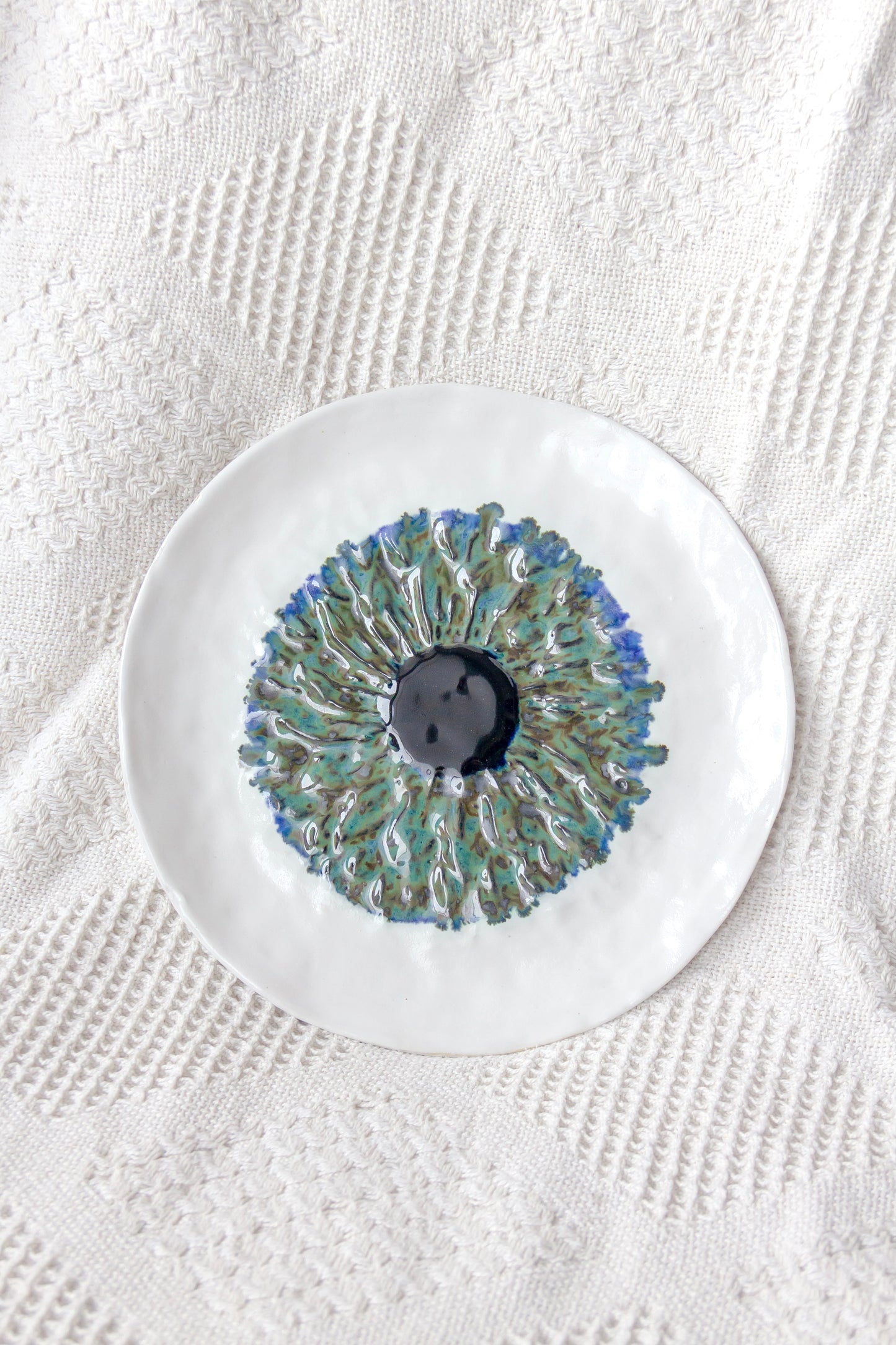 Talerz ceramiczny „Źrenica” biało-zielony