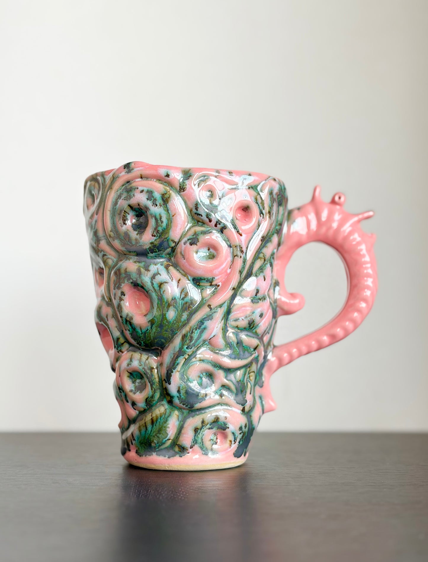 Kubek ceramiczny „Twist” różowo-zielony