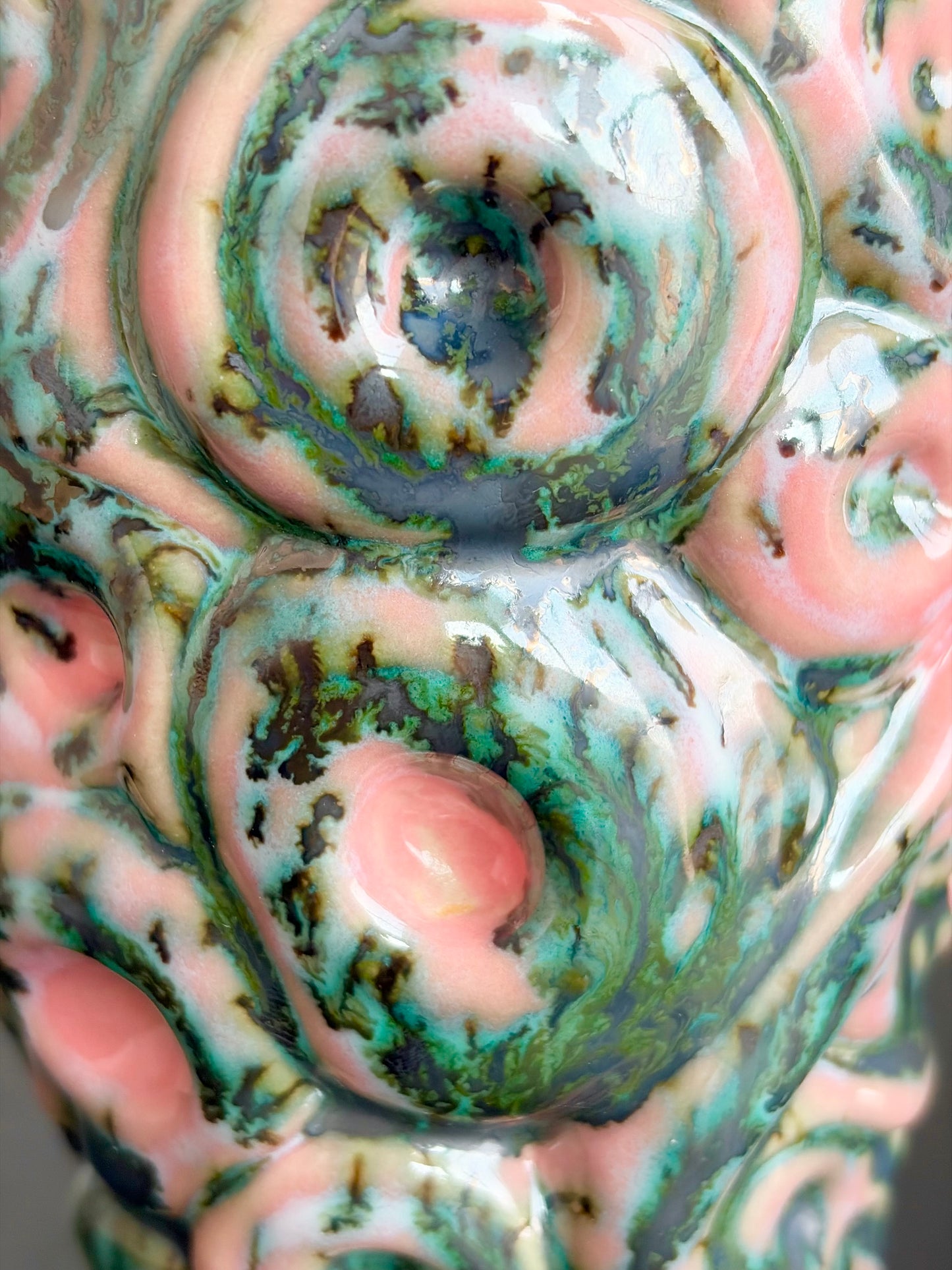 Kubek ceramiczny „Twist” różowo-zielony