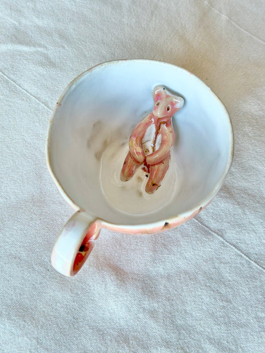 Tasse en céramique avec un enroulement en rose et blanc