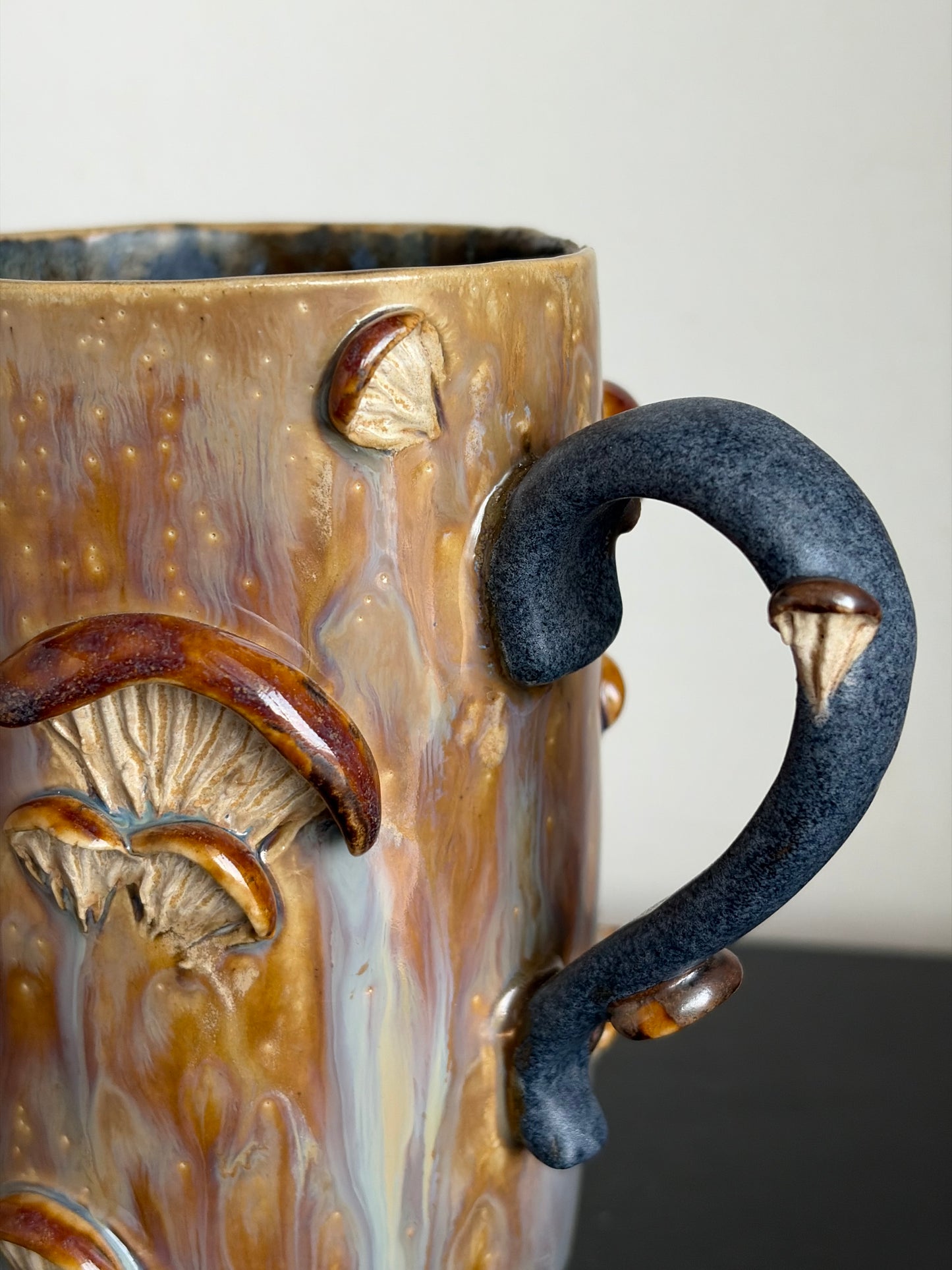 Kubek ceramiczny “Shrooms” brązowo-fioletowy