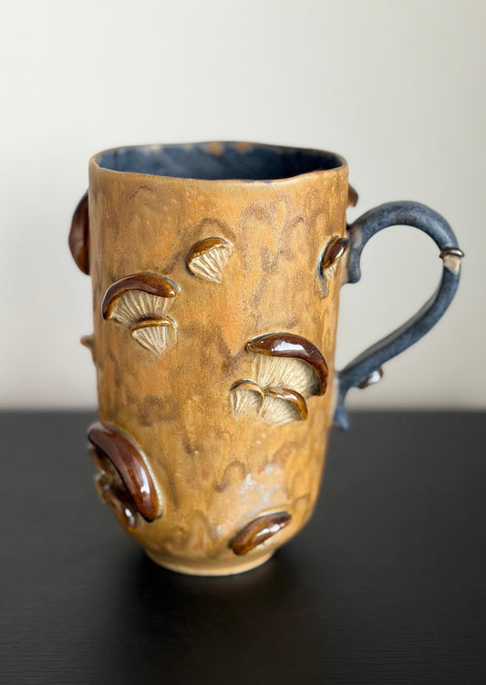 Kubek ceramiczny “Shrooms” brązowo-beżowy