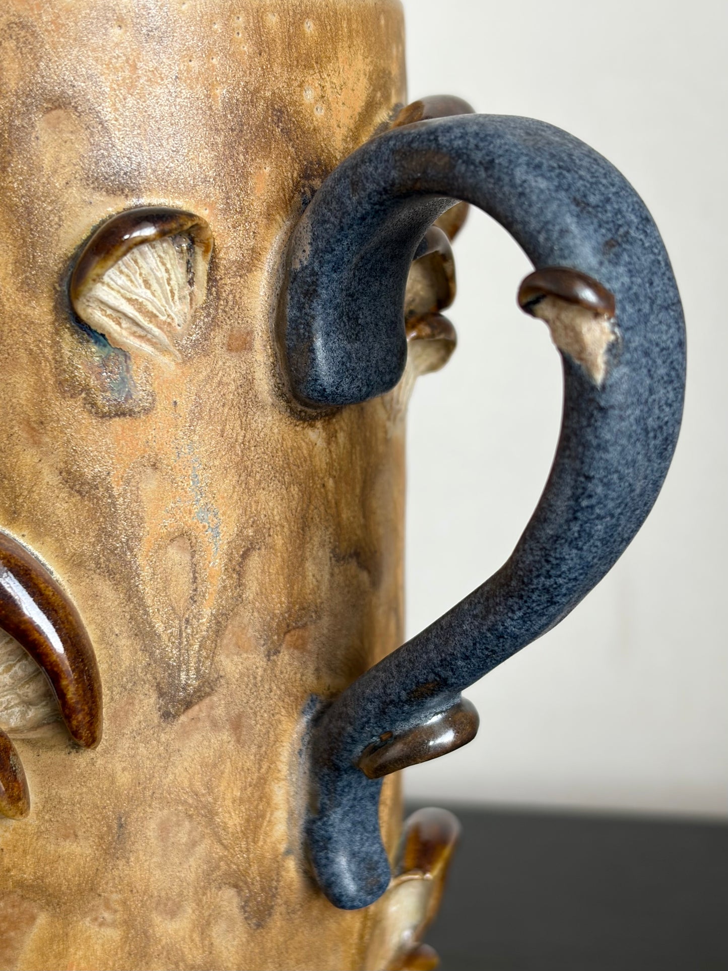 Kubek ceramiczny “Shrooms” brązowo-beżowy