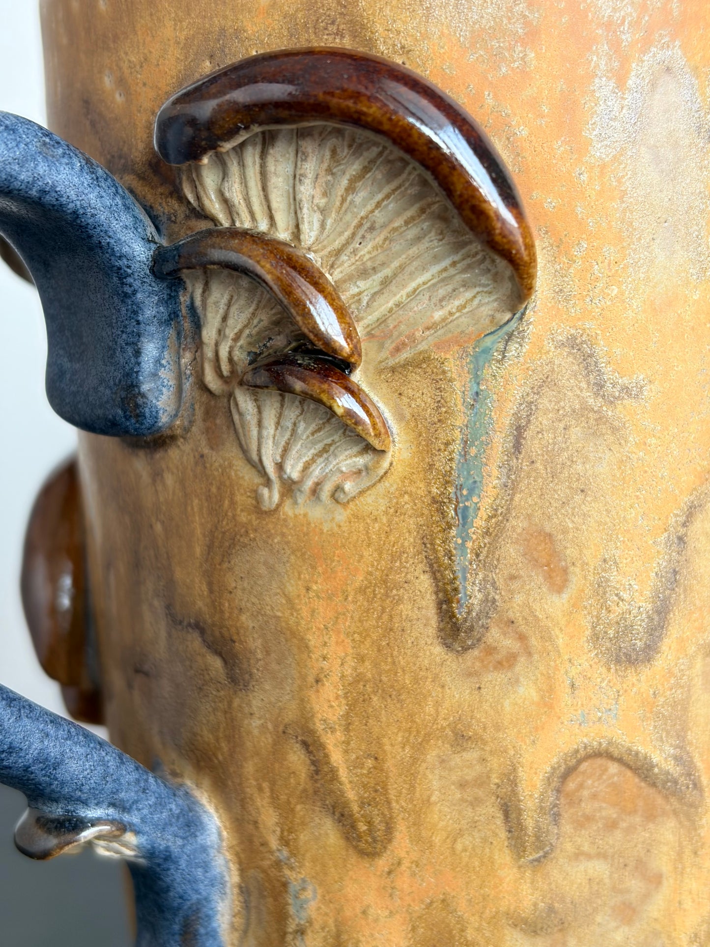 Kubek ceramiczny “Shrooms” brązowo-beżowy