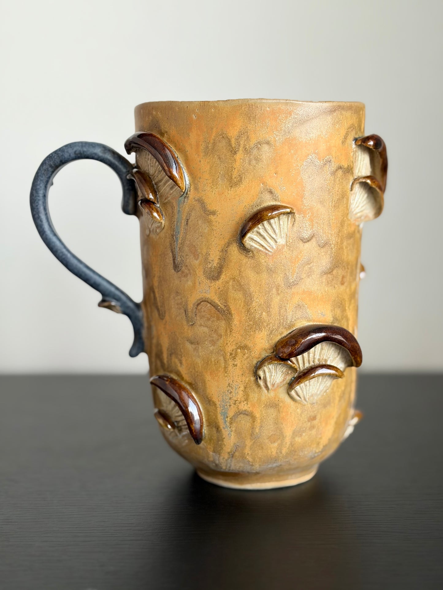 Kubek ceramiczny “Shrooms” brązowo-beżowy