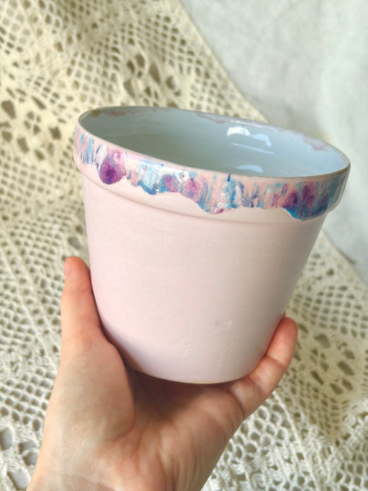 Un petit pot de fleur en céramique avec un défaut esthétique