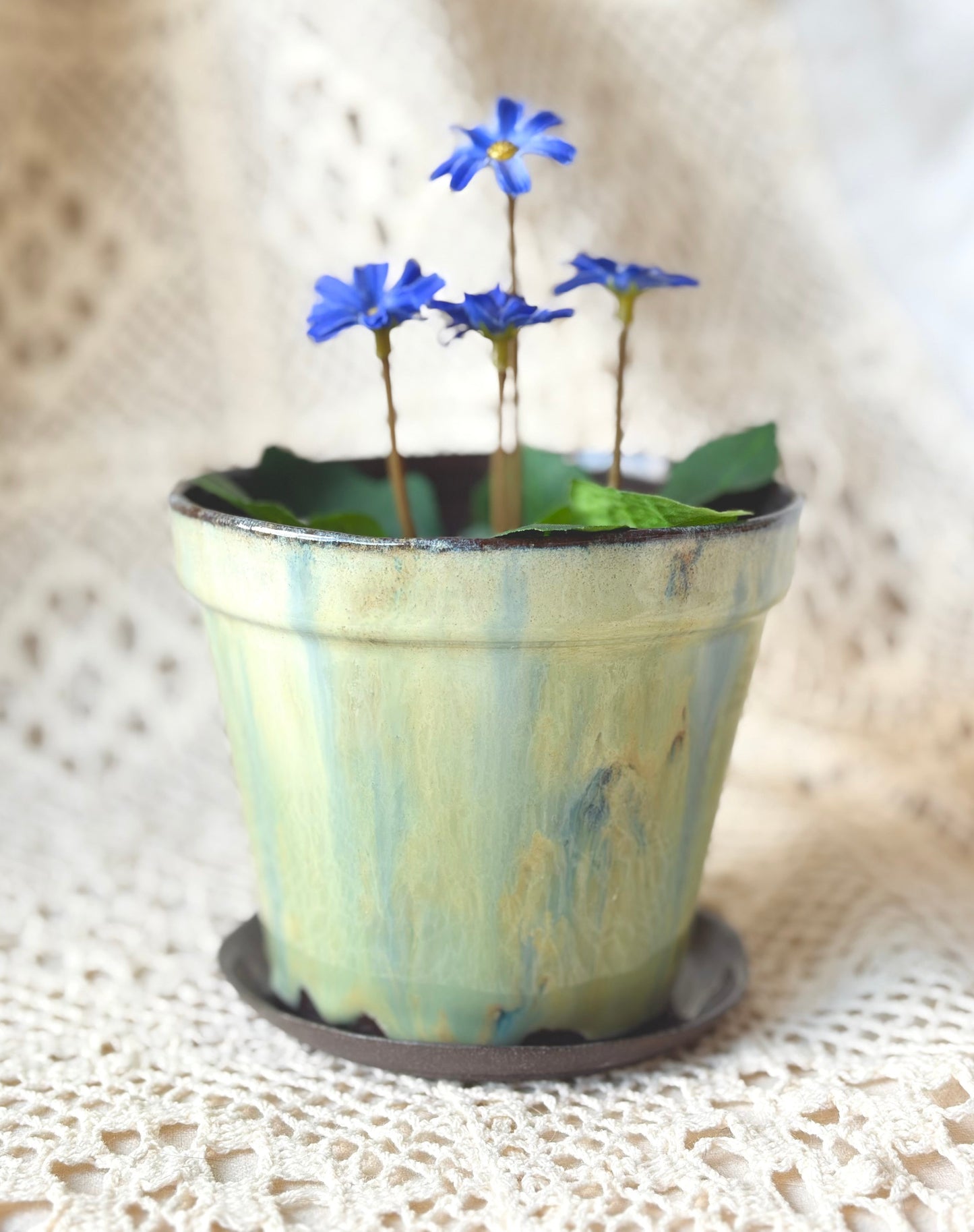 Mała doniczka z podstawką