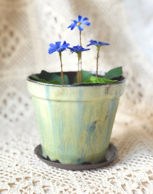 Mała doniczka z podstawką