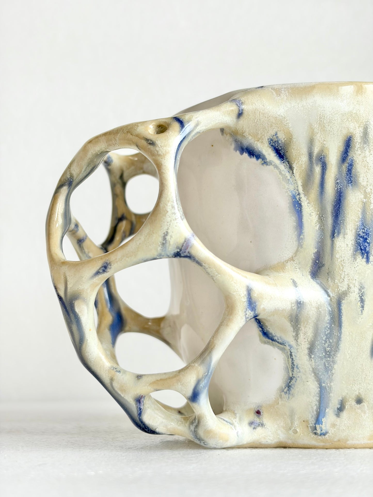 Kubek ceramiczny „Tripto” beżowy w plamy