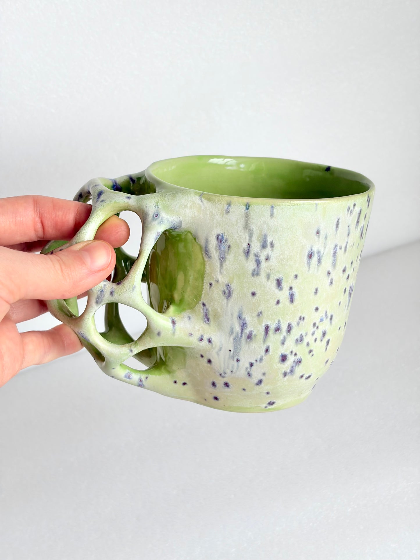 Kubek ceramiczny „Tripto” zielony w plamy