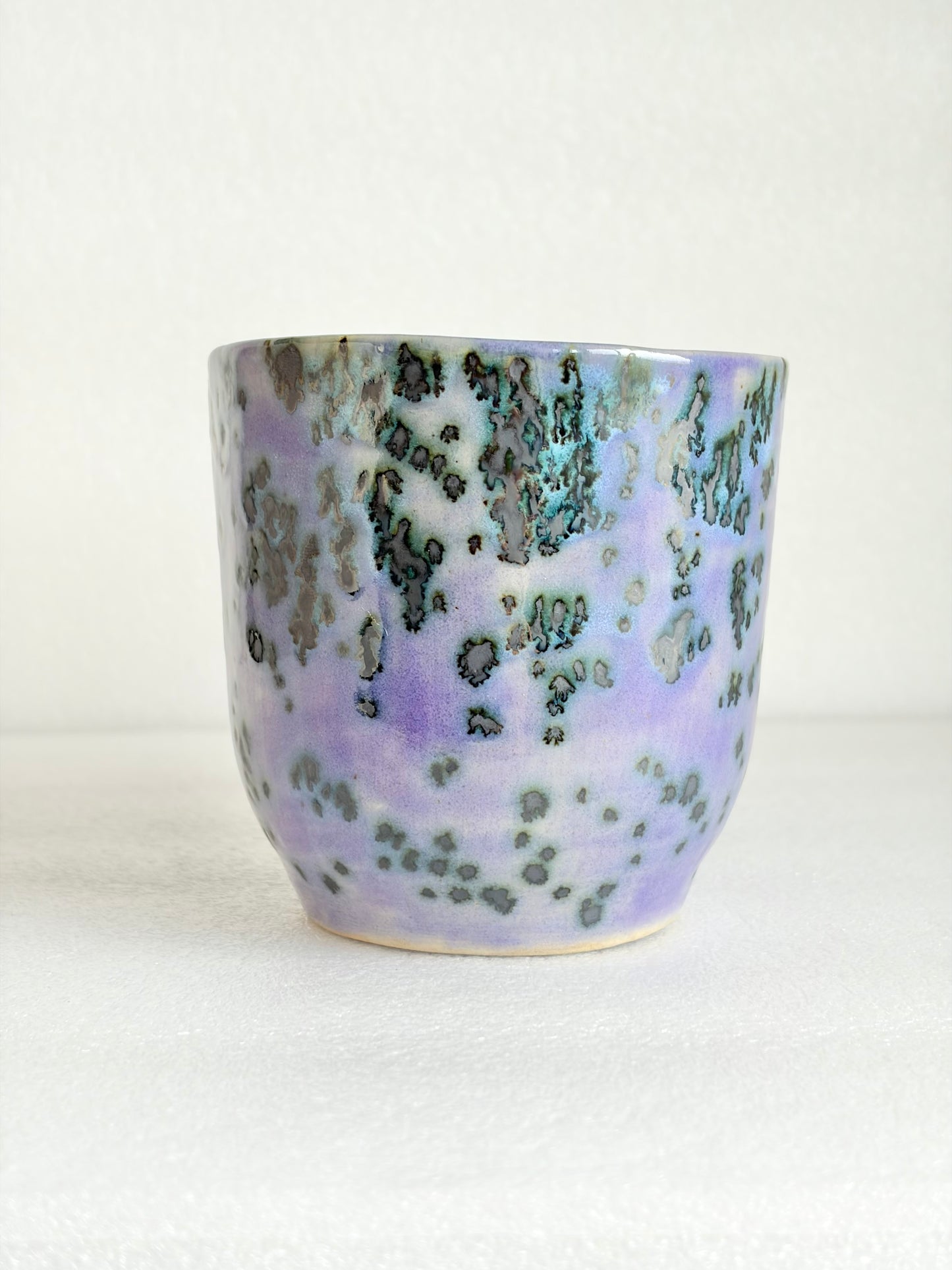 Kubek ceramiczny „Tripto” fioletowy w plamy
