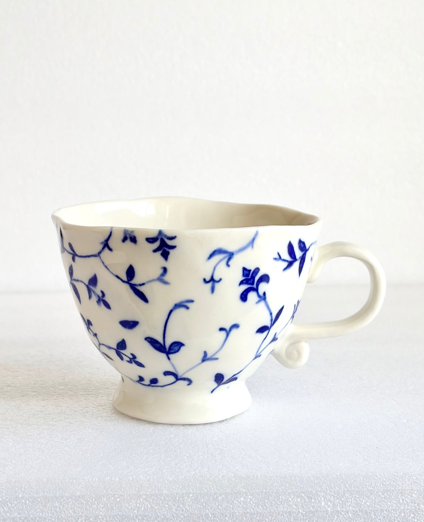Filiżanka porcelanowa ze wzorem roślinnym