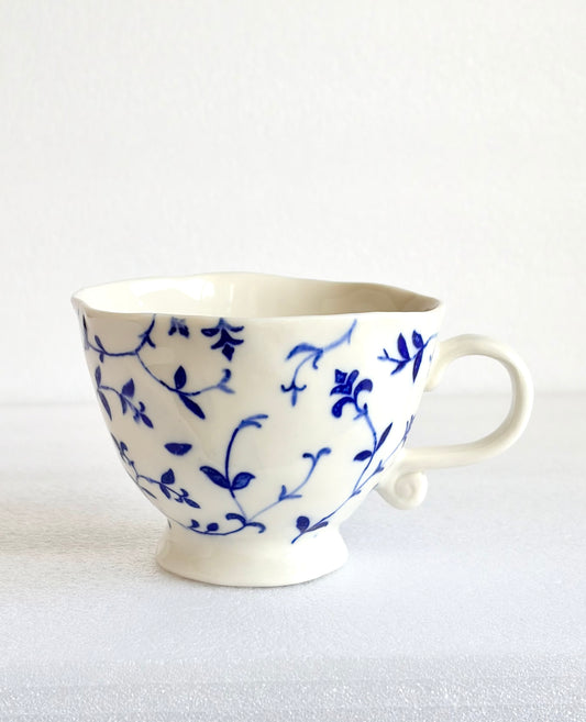 Filiżanka porcelanowa ze wzorem roślinnym