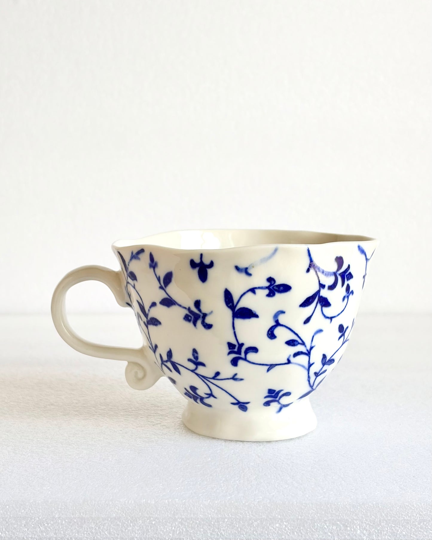 Filiżanka porcelanowa ze wzorem roślinnym