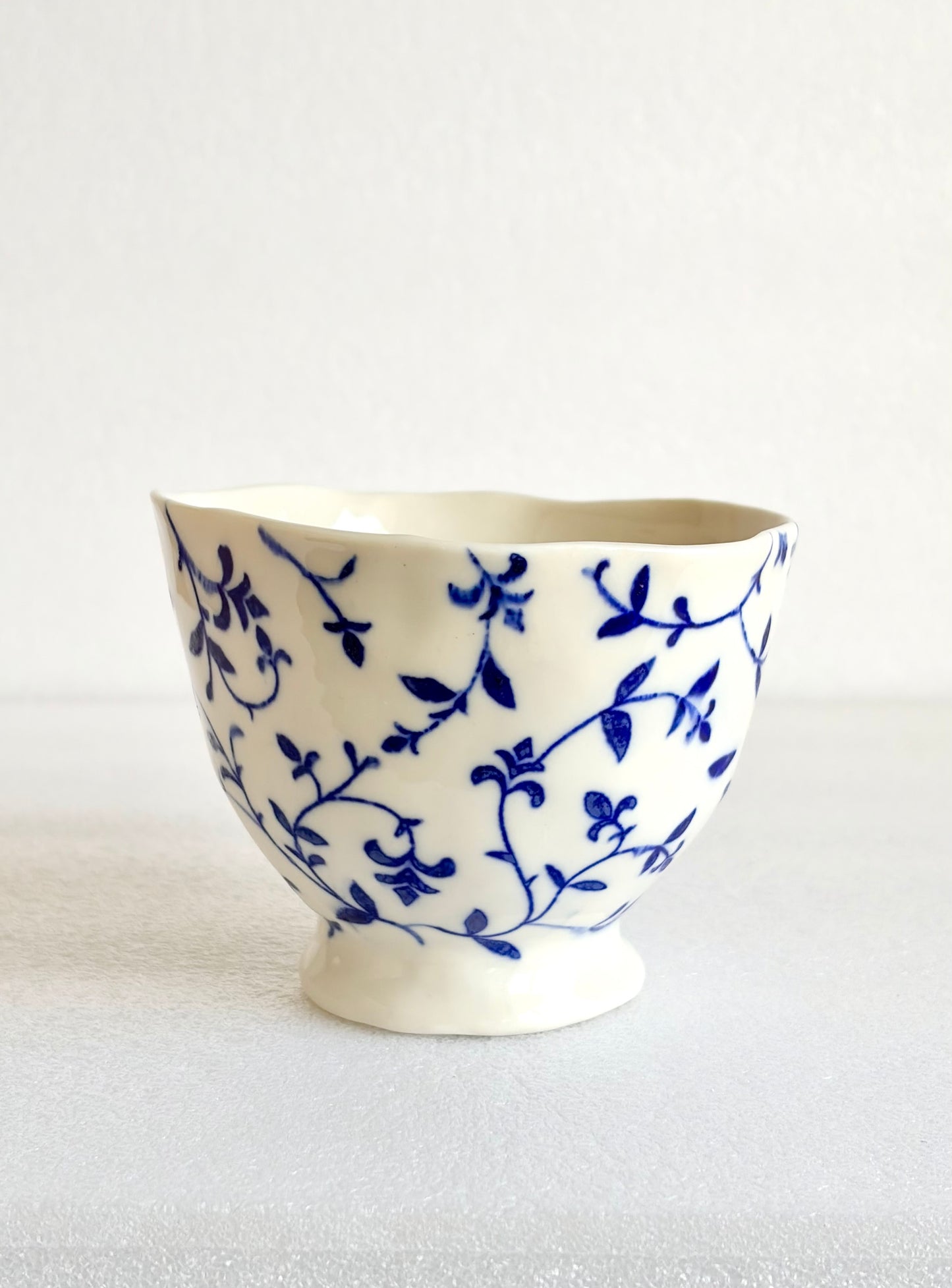 Filiżanka porcelanowa ze wzorem roślinnym