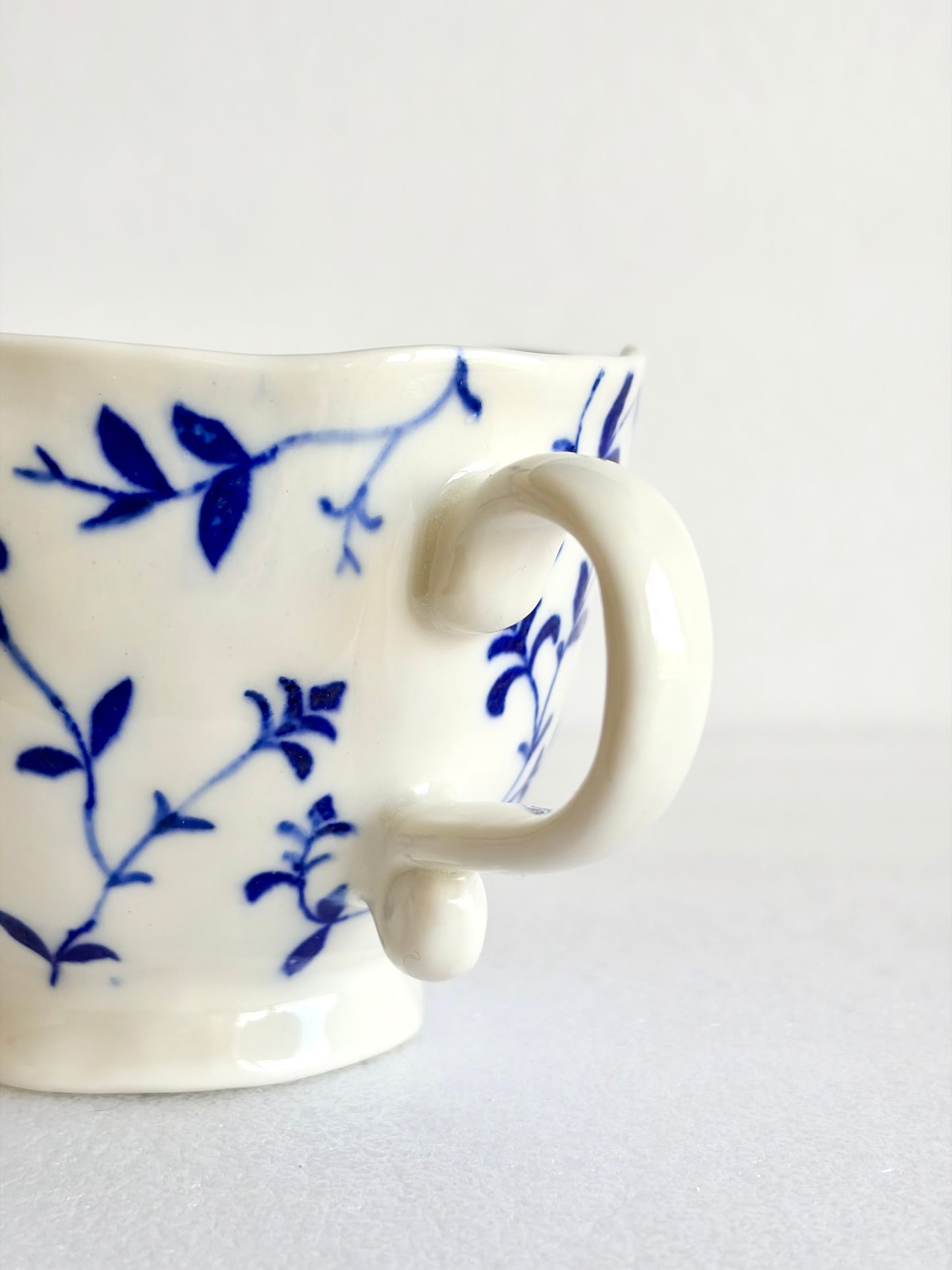 Filiżanka porcelanowa ze wzorem roślinnym