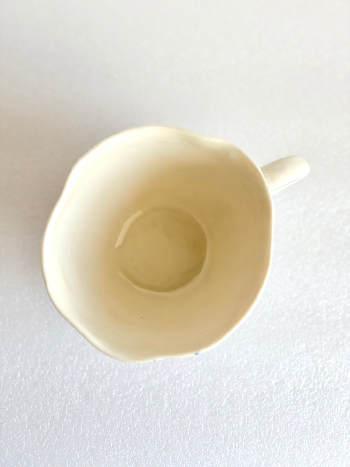 Filiżanka porcelanowa ze wzorem roślinnym