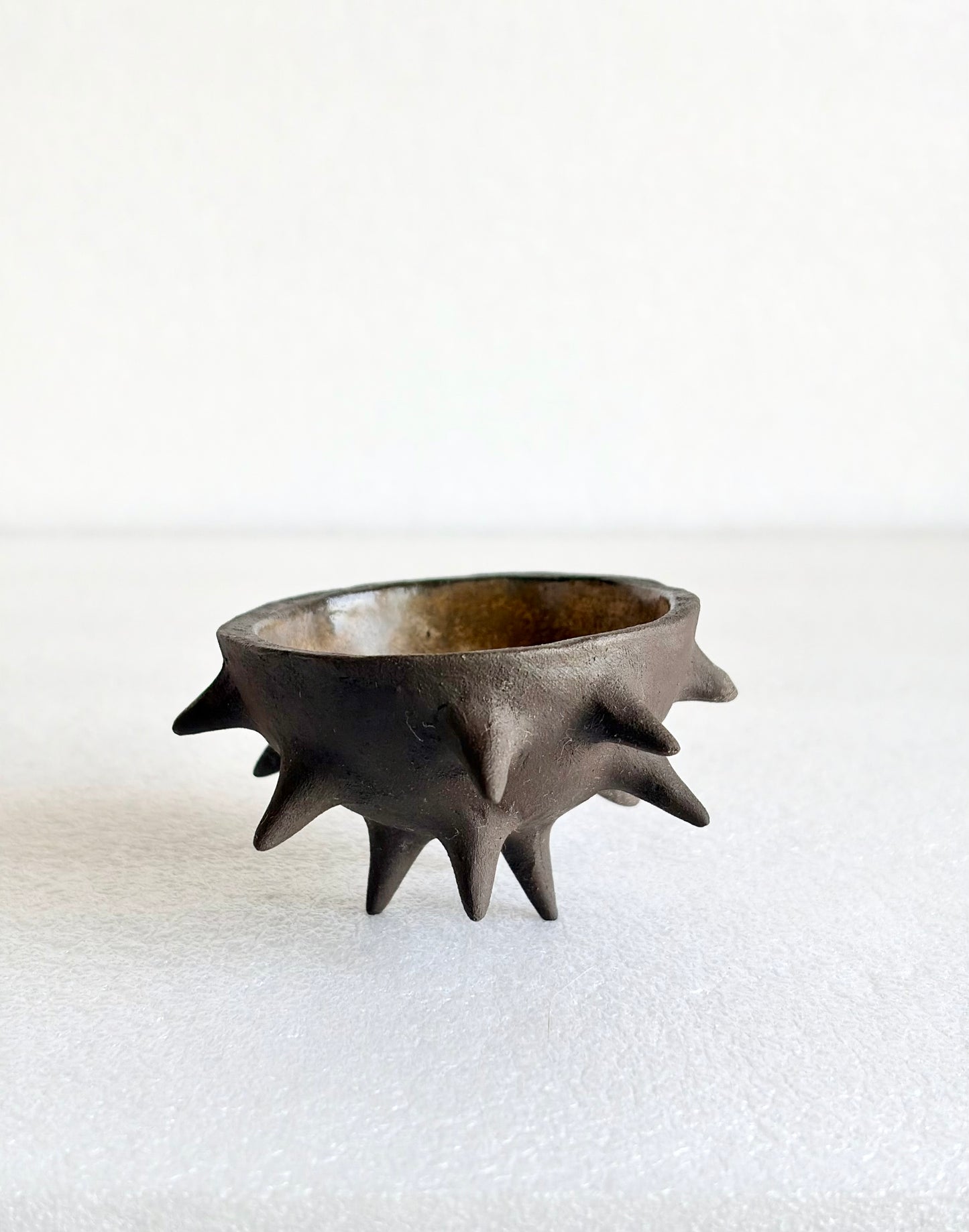 Miseczka ceramiczna z kolcami