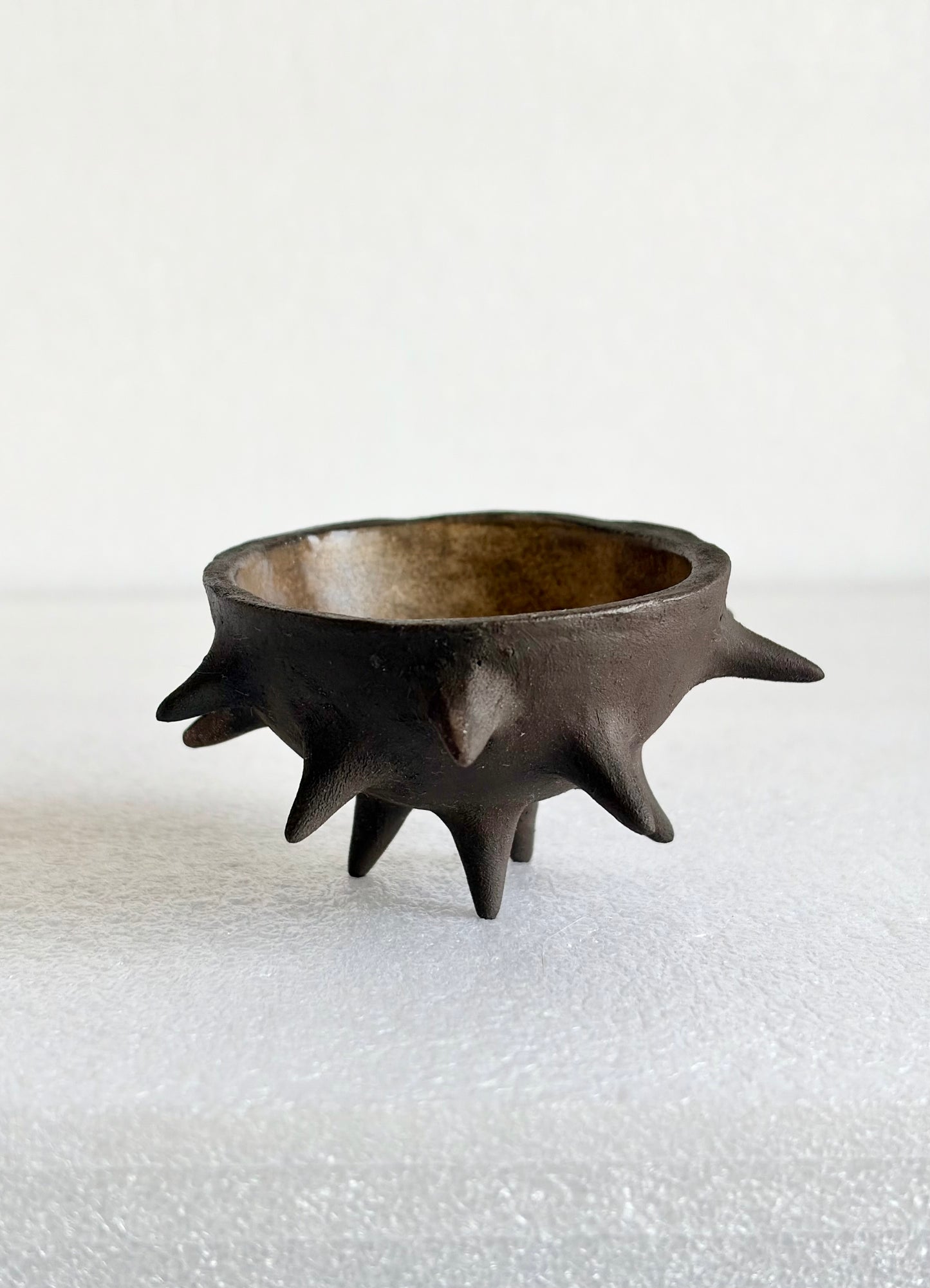 Miseczka ceramiczna z kolcami
