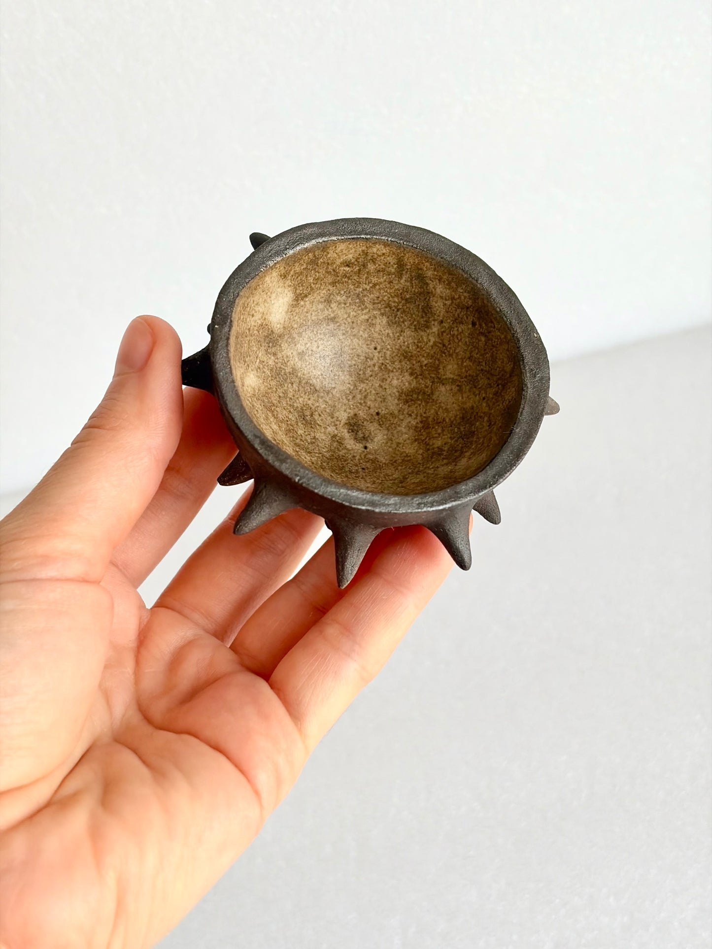 Miseczka ceramiczna z kolcami