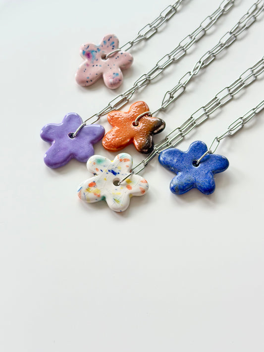 Collier amphore blanche pour huiles essentielles