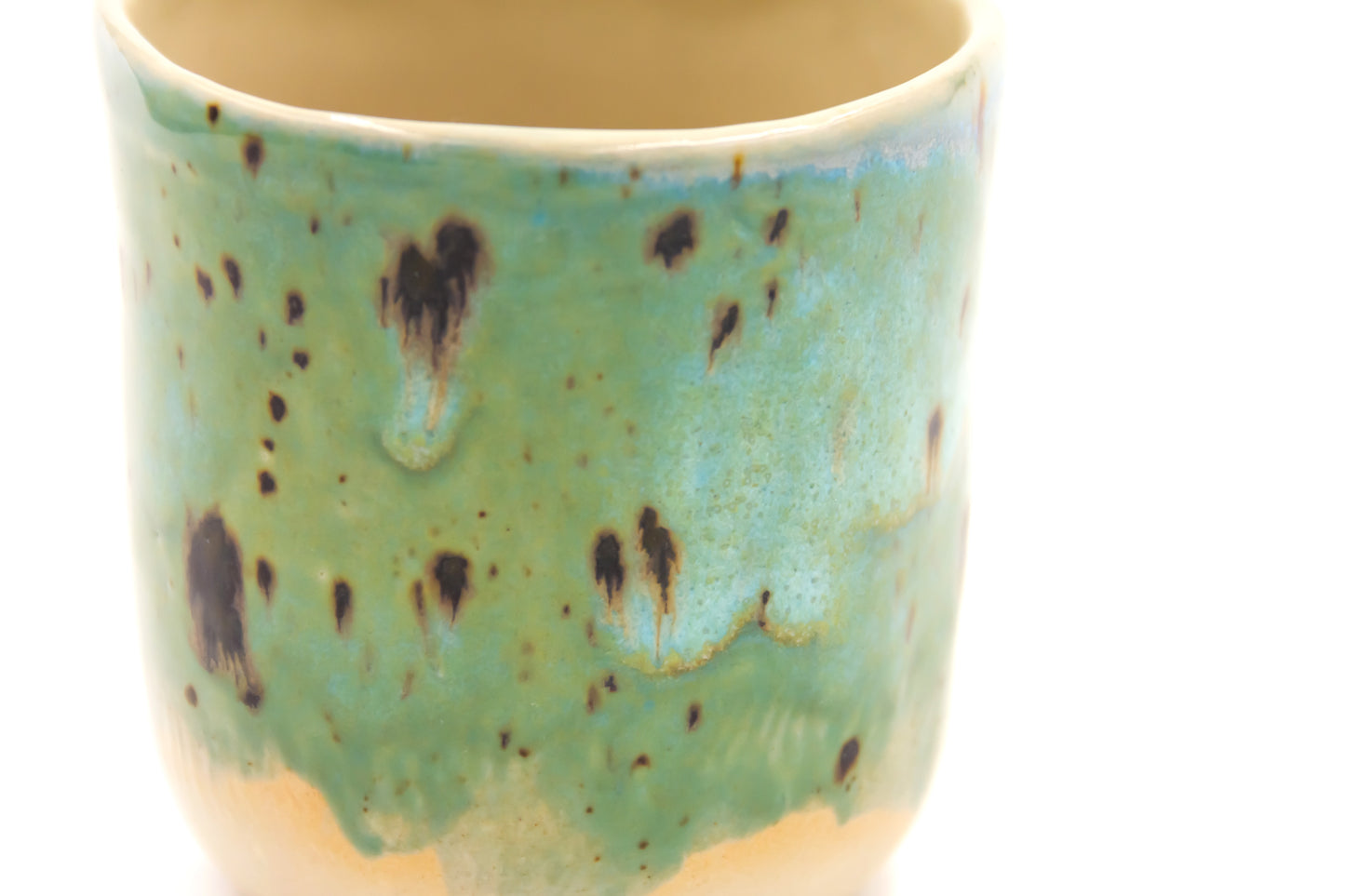 Kubek ceramiczny bez ucha w kolorze turkusowym z plamkami