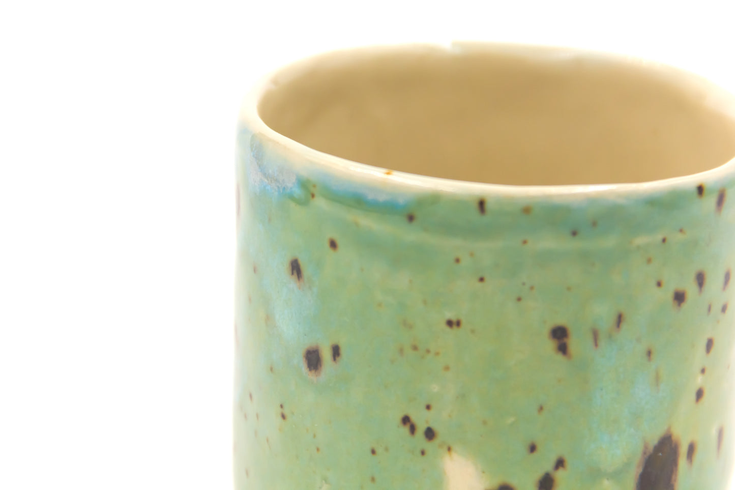 Kubek ceramiczny bez ucha w kolorze turkusowym z plamkami