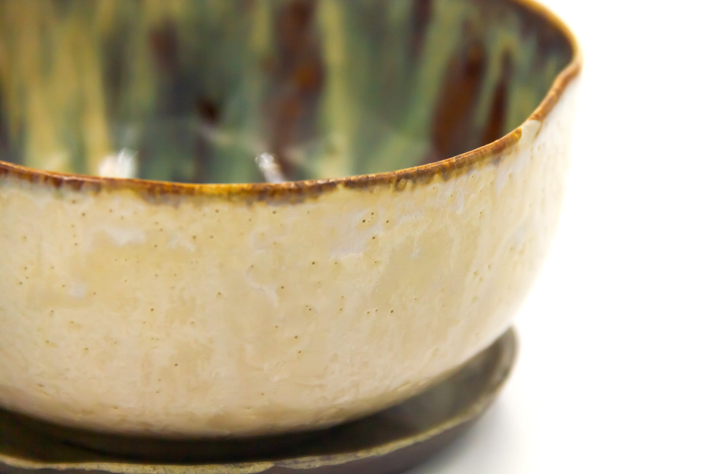 Miska ceramiczna w kolorze beżowym ze spodkiem