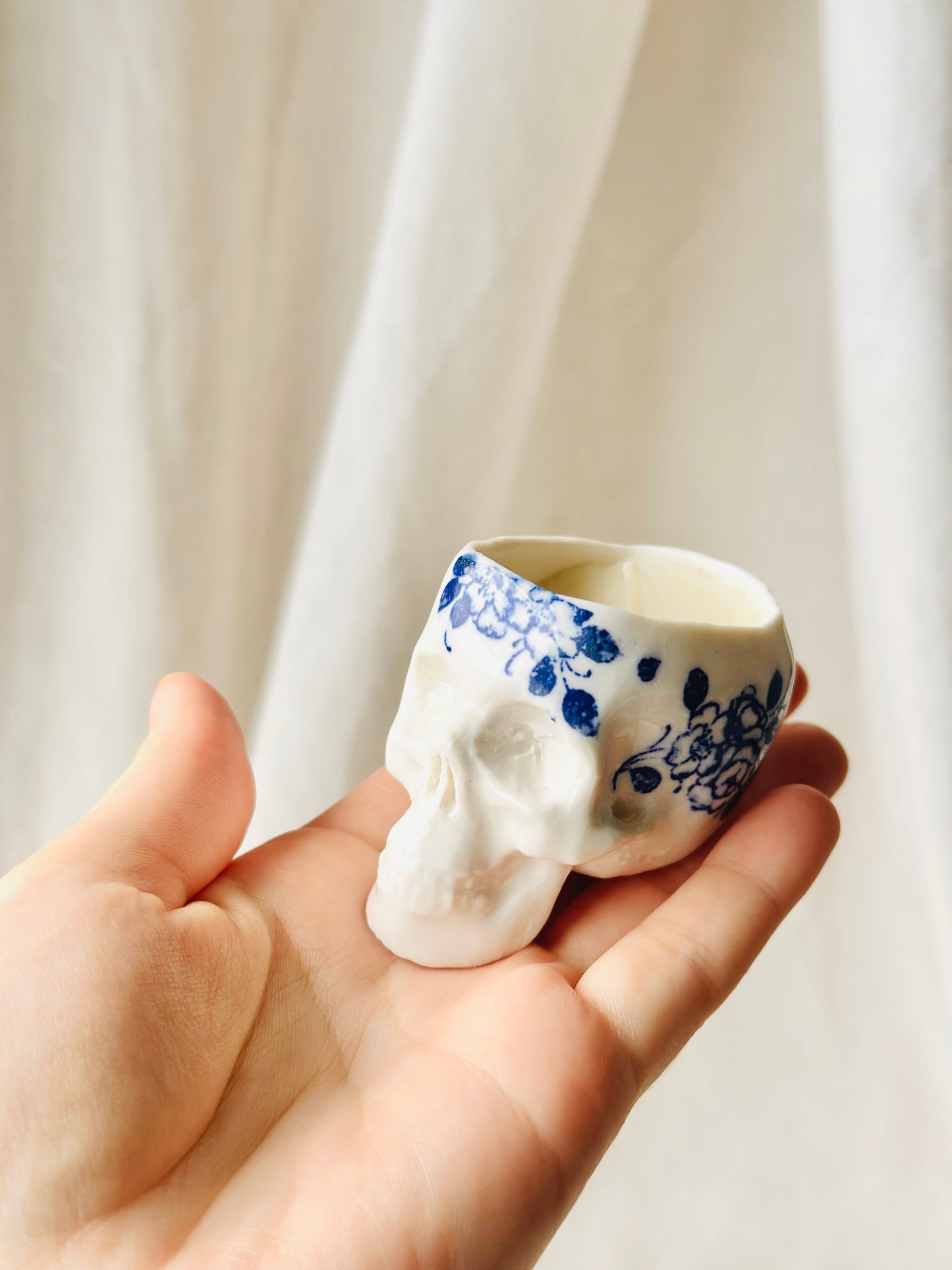 Świeca sojowa „whisky” w czaszce porcelanowej