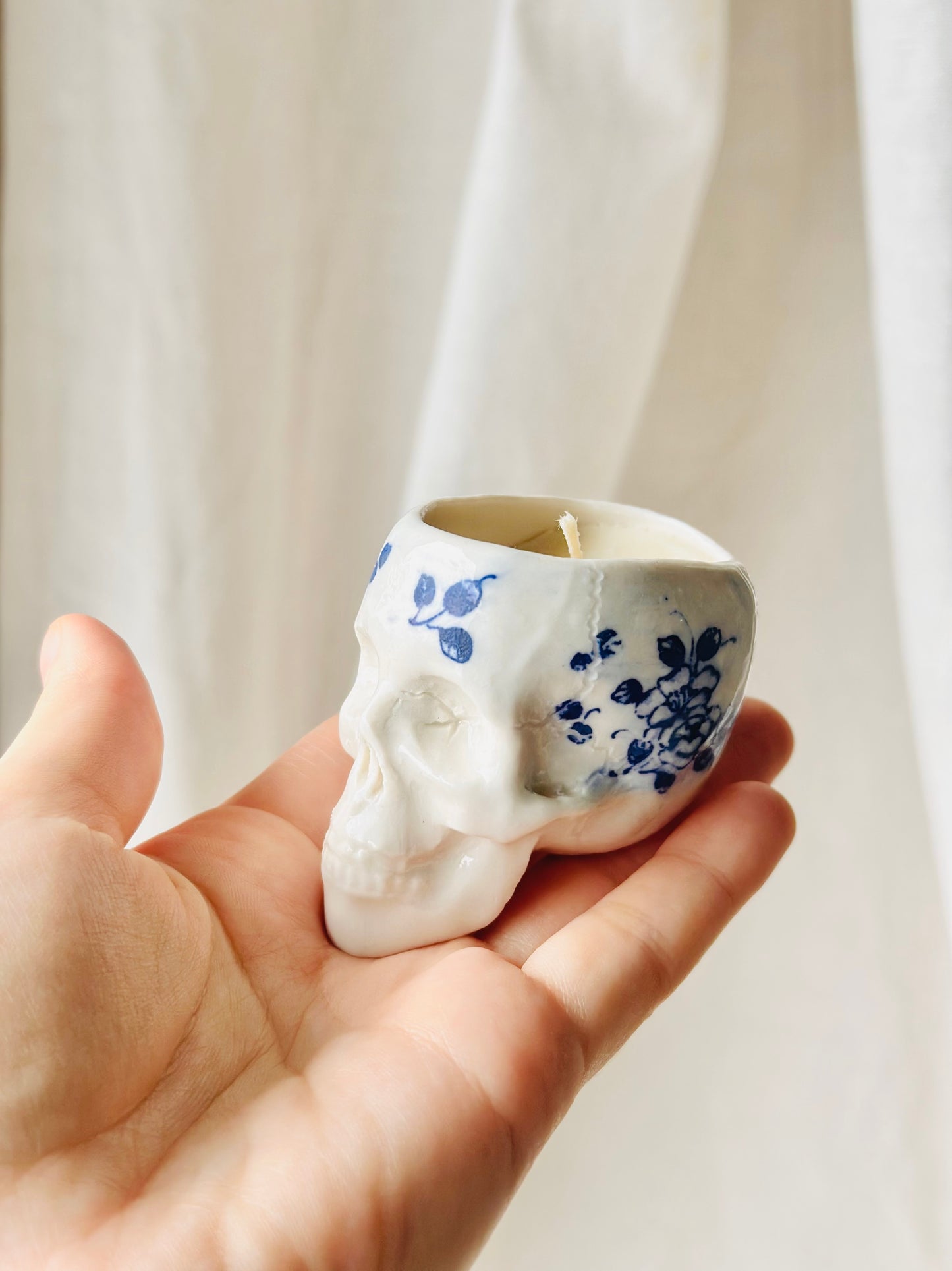 Świeca sojowa „whisky” w czaszce porcelanowej