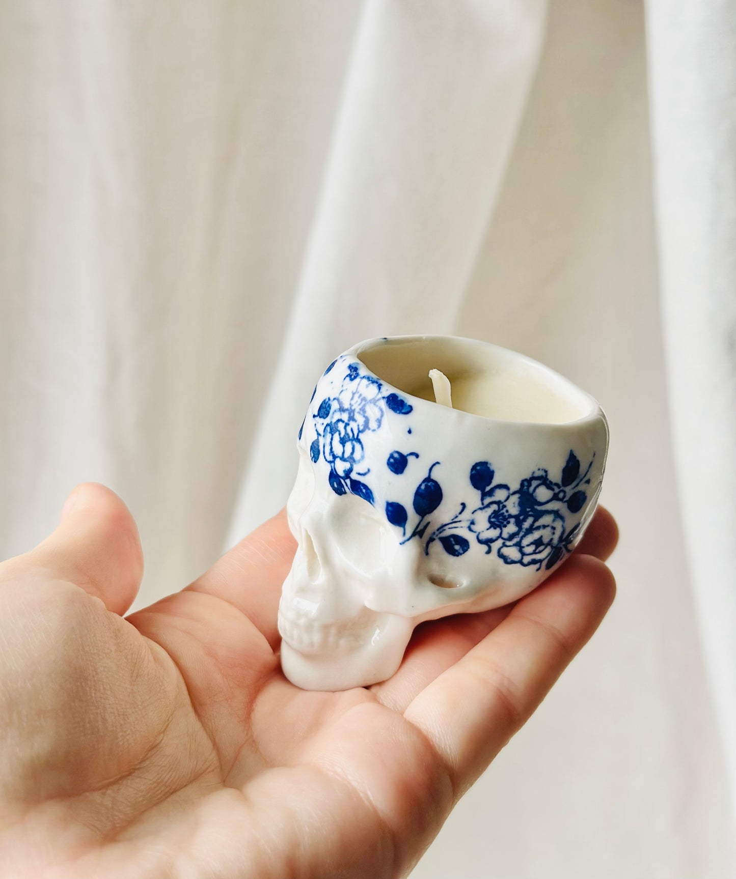 Świeca sojowa „whisky” w czaszce porcelanowej